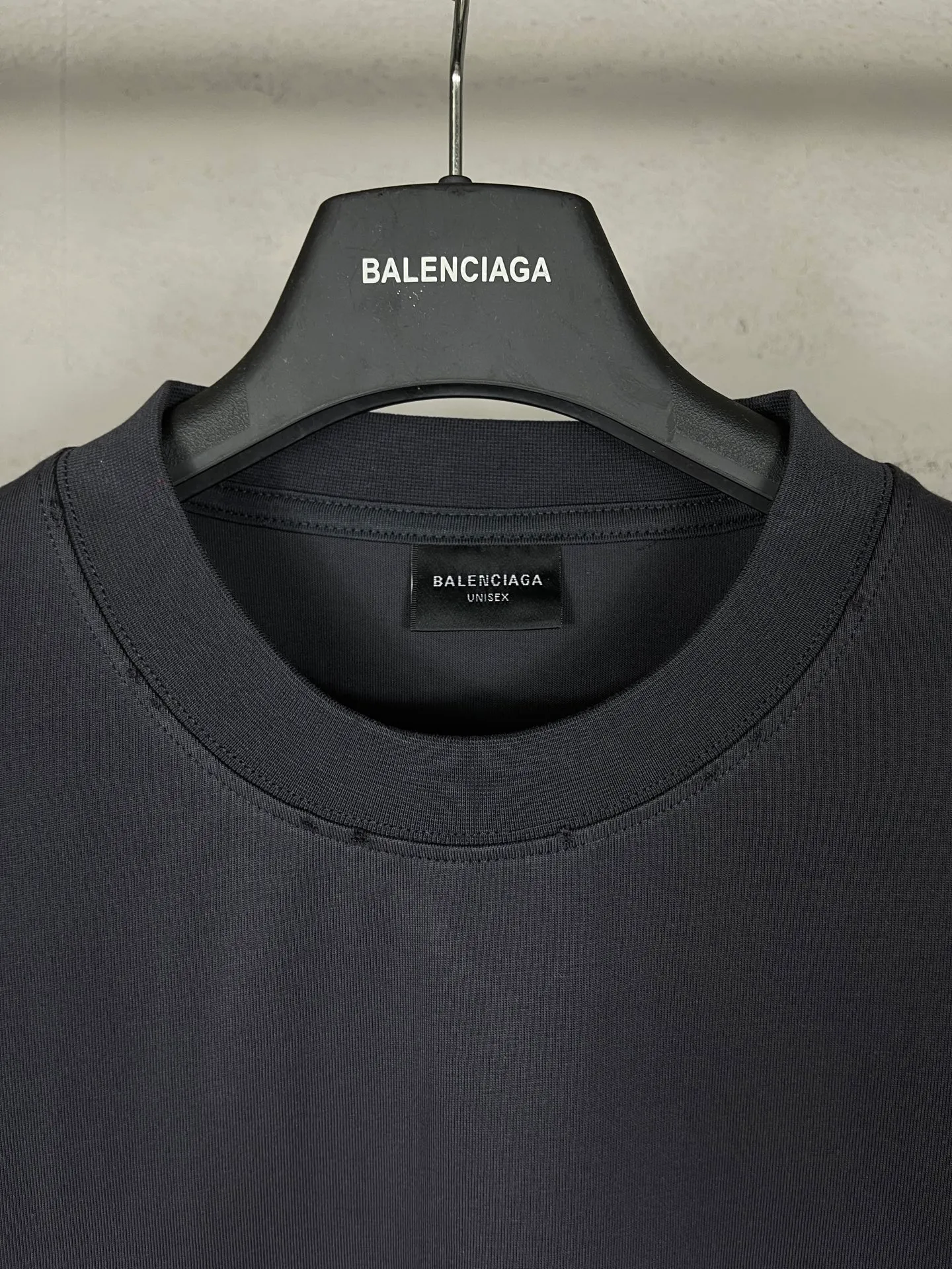 🅿️180 real photos [Top version. Official website quality] BALENCI*GA/Paris #2025 new style distressed short-sleeved T-shirt with ciao hello letters printed on the front. 2025 spring and summer brick cabinet synchronization welcomes comparison. The fabric is made of Paris ZP custom-woven and dyed cotton double yarn, weighing 260 grams. The cloth surface is clean. The cloth pattern is clear, soft and comfortable. The threads are dyed with no color difference. The letter LOGO is printed with imported environmentally friendly glue, the letters are clear and the effect is three-dimensional. Restore the brick cabinet, adopt OS loose shoulder style. Same style for men and women. Code: BL253720 Color: gray blue, plum red Size: XS S M L
