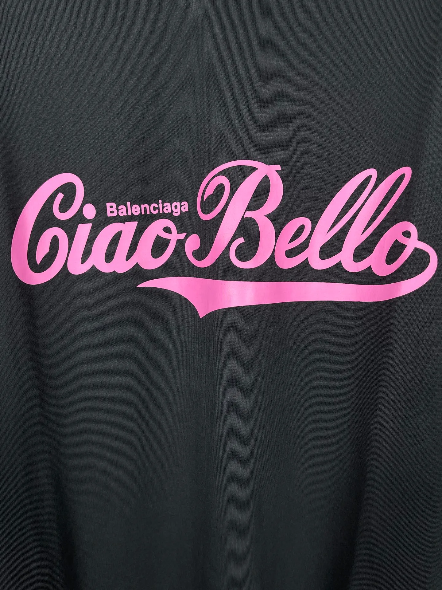 🅿️180 real photos [Top version. Official website quality] BALENCI*GA/Paris #2025 new style distressed short-sleeved T-shirt with ciao hello letters printed on the front. 2025 spring and summer brick cabinet synchronization welcomes comparison. The fabric is made of Paris ZP custom-woven and dyed cotton double yarn, weighing 260 grams. The cloth surface is clean. The cloth pattern is clear, soft and comfortable. The threads are dyed with no color difference. The letter LOGO is printed with imported environmentally friendly glue, the letters are clear and the effect is three-dimensional. Restore the brick cabinet, adopt OS loose shoulder style. Same style for men and women. Code: BL253720 Color: gray blue, plum red Size: XS S M L