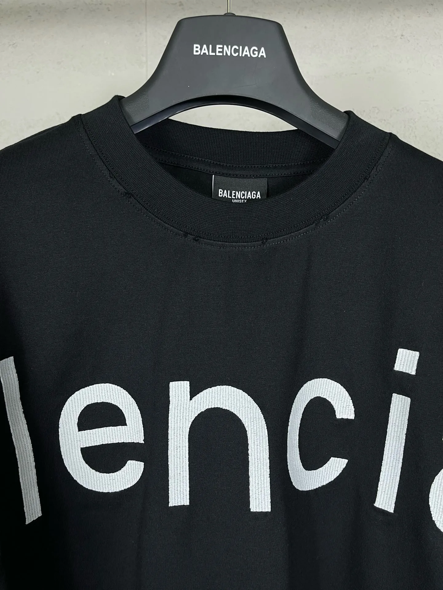🅿️250 Actual pictures [Top version. Official website quality] BALENCI*GA/Paris BALENCI*GA#2024 latest model, Paris website embroidered letters large LOGO long-sleeved T-shirt. Brick cabinet sync. The first genuine product was developed, with over 200,000 stitches of counter-position embroidery on the chest. Notice! ️Full letter embroidery, welcome to compare! The fabric is made of Paris ZP custom-woven and dyed 100% cotton double-yarn compact cotton. The weight is 260 grams. The cloth surface is clean. The cloth pattern is clear. It is soft and comfortable. It has good color fastness and is not easy to change color. The threads are woven and dyed with no color difference. The embroidery is done using imported Tajima embroidery machines. Super 20W needle thread embroidery, accurate positioning, three-dimensional effect, clear lines. No burrs and miscellaneous threads, ultra-high craftsmanship embroidery. The version adopts OS loose shoulder design. Same style for men and women. Code: BL225001 Color: black, white. Size: XS S M L