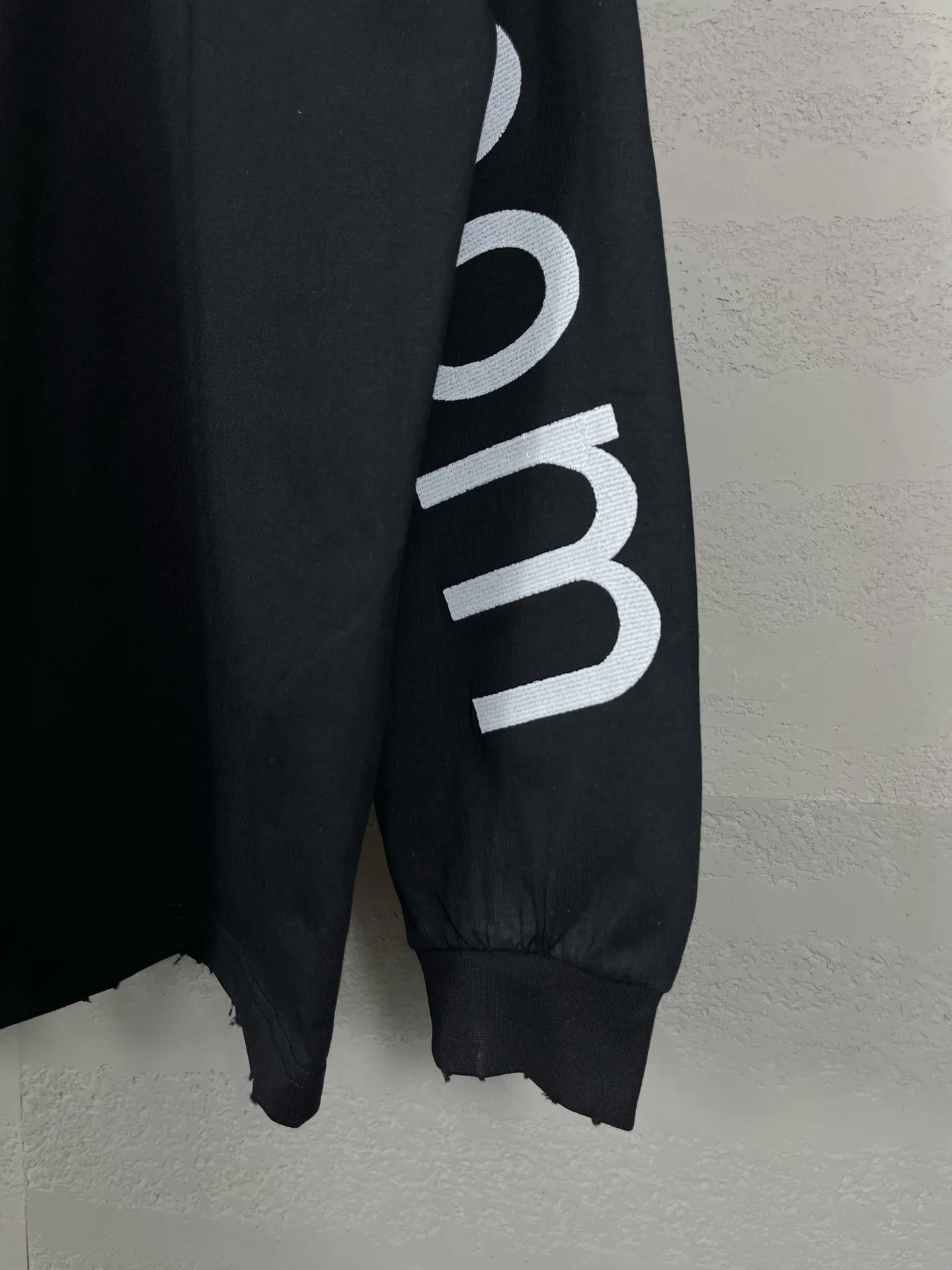 🅿️250 Actual pictures [Top version. Official website quality] BALENCI*GA/Paris BALENCI*GA#2024 latest model, Paris website embroidered letters large LOGO long-sleeved T-shirt. Brick cabinet sync. The first genuine product was developed, with over 200,000 stitches of counter-position embroidery on the chest. Notice! ️Full letter embroidery, welcome to compare! The fabric is made of Paris ZP custom-woven and dyed 100% cotton double-yarn compact cotton. The weight is 260 grams. The cloth surface is clean. The cloth pattern is clear. It is soft and comfortable. It has good color fastness and is not easy to change color. The threads are woven and dyed with no color difference. The embroidery is done using imported Tajima embroidery machines. Super 20W needle thread embroidery, accurate positioning, three-dimensional effect, clear lines. No burrs and miscellaneous threads, ultra-high craftsmanship embroidery. The version adopts OS loose shoulder design. Same style for men and women. Code: BL225001 Color: black, white. Size: XS S M L