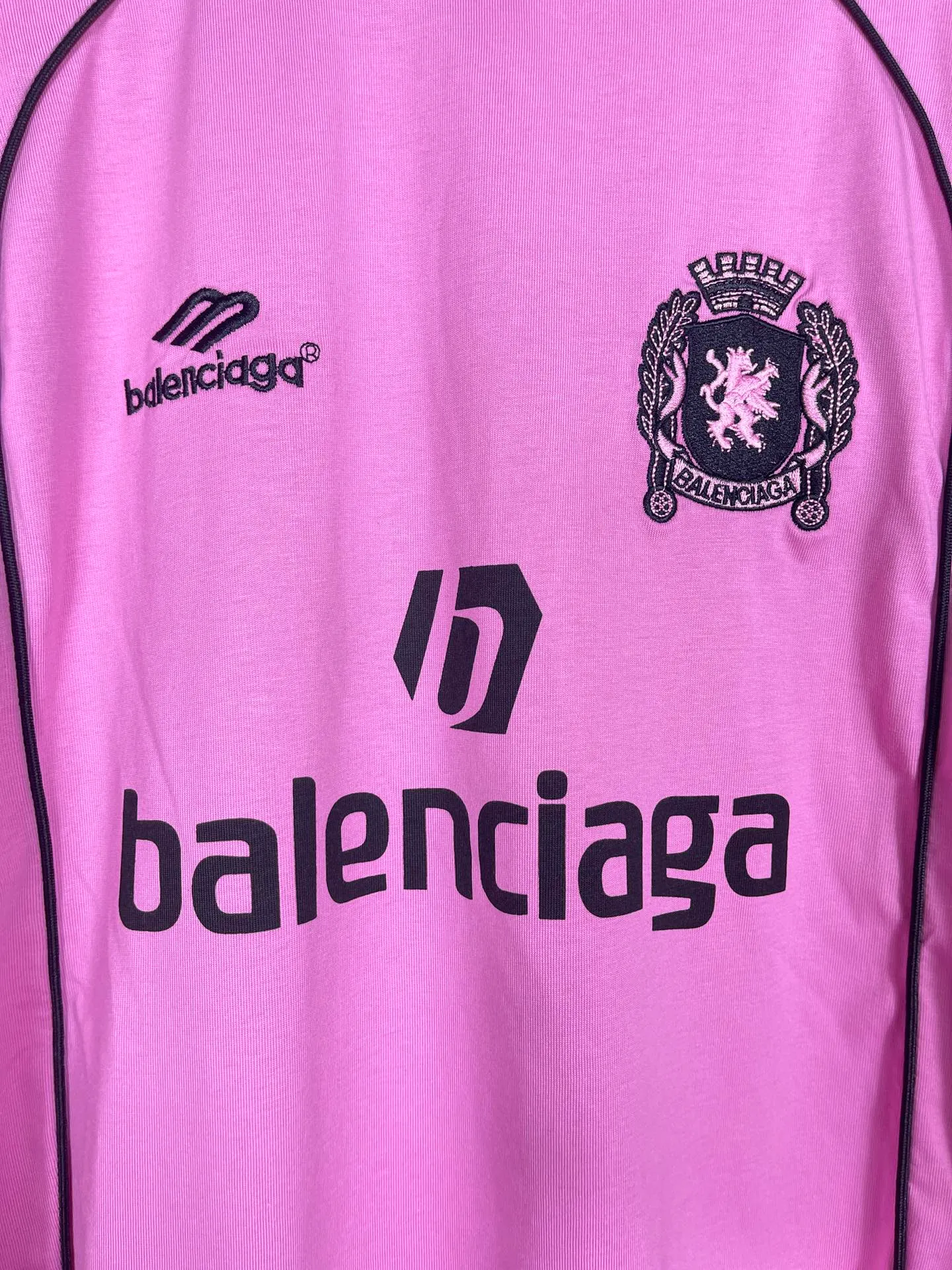 🅿️260 real photos [Top version. Official website quality] BALENCI*GA/Paris new joint football sportswear LOGO embroidered printed short-sleeved T-shirt# The whole piece of clothing is spliced ​​with multiple stitching edges. The craftsmanship is super complex and it is popular in different markets. Positive P is pure cotton cloth, not an ordinary healthy cloth. Welcome to compare🆚. The fabric is made of Paris ZP custom-woven and dyed cotton double yarn. Weighing 260 grams, the cloth surface is clean. The cloth pattern is clear, soft and comfortable. The threads are dyed with no color difference. The classic pattern embroidery is embroidered by Tajima imported embroidery machine, and the printing uses imported glue. The letters are clear, three-dimensional and without burrs. Jubie market produces pictures based on pictures. Welcome to compare. The version adopts OS loose shoulder design. Same style for men and women. Code: BL223338 Color: black, white, pink, fluorescent yellow, red, Size: XS to L