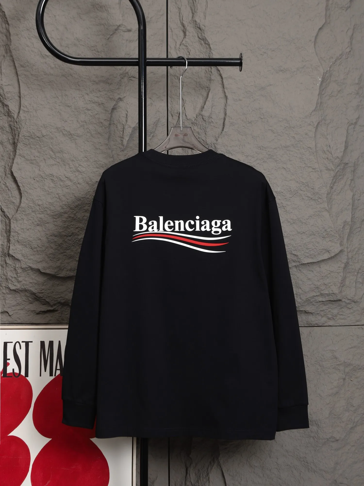 🅿️270 High quality 25605 2025 Balenciaga Cola Wave series long-sleeved base T-shirt. The fabric is selected from Xinjiang pure cotton plain weave. It is made of top-grade velvet cotton with 24 hours of sunshine. It can’t be balled after being worn for a long time. It feels soft and comfortable. The whole garment is flat-lined. Three-dimensional tailoring. The upper body is awesome. It uses high-end PU foam printing and will never fall off. The cuffs are made of high-end rib fabric, which is comfortable and skin-friendly. No expense is spared in using high-molecular polymer materials, which are not afraid of ironing and are resistant to wear and tear.
