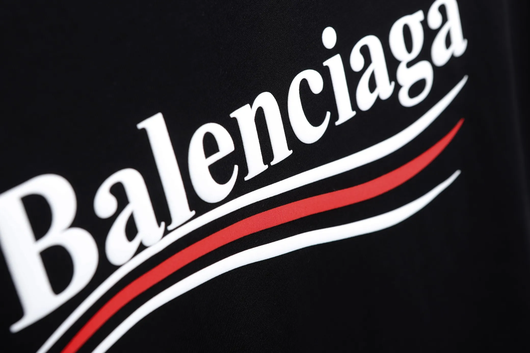 🅿️270 High quality 25605 2025 Balenciaga Cola Wave series long-sleeved base T-shirt. The fabric is selected from Xinjiang pure cotton plain weave. It is made of top-grade velvet cotton with 24 hours of sunshine. It can’t be balled after being worn for a long time. It feels soft and comfortable. The whole garment is flat-lined. Three-dimensional tailoring. The upper body is awesome. It uses high-end PU foam printing and will never fall off. The cuffs are made of high-end rib fabric, which is comfortable and skin-friendly. No expense is spared in using high-molecular polymer materials, which are not afraid of ironing and are resistant to wear and tear.