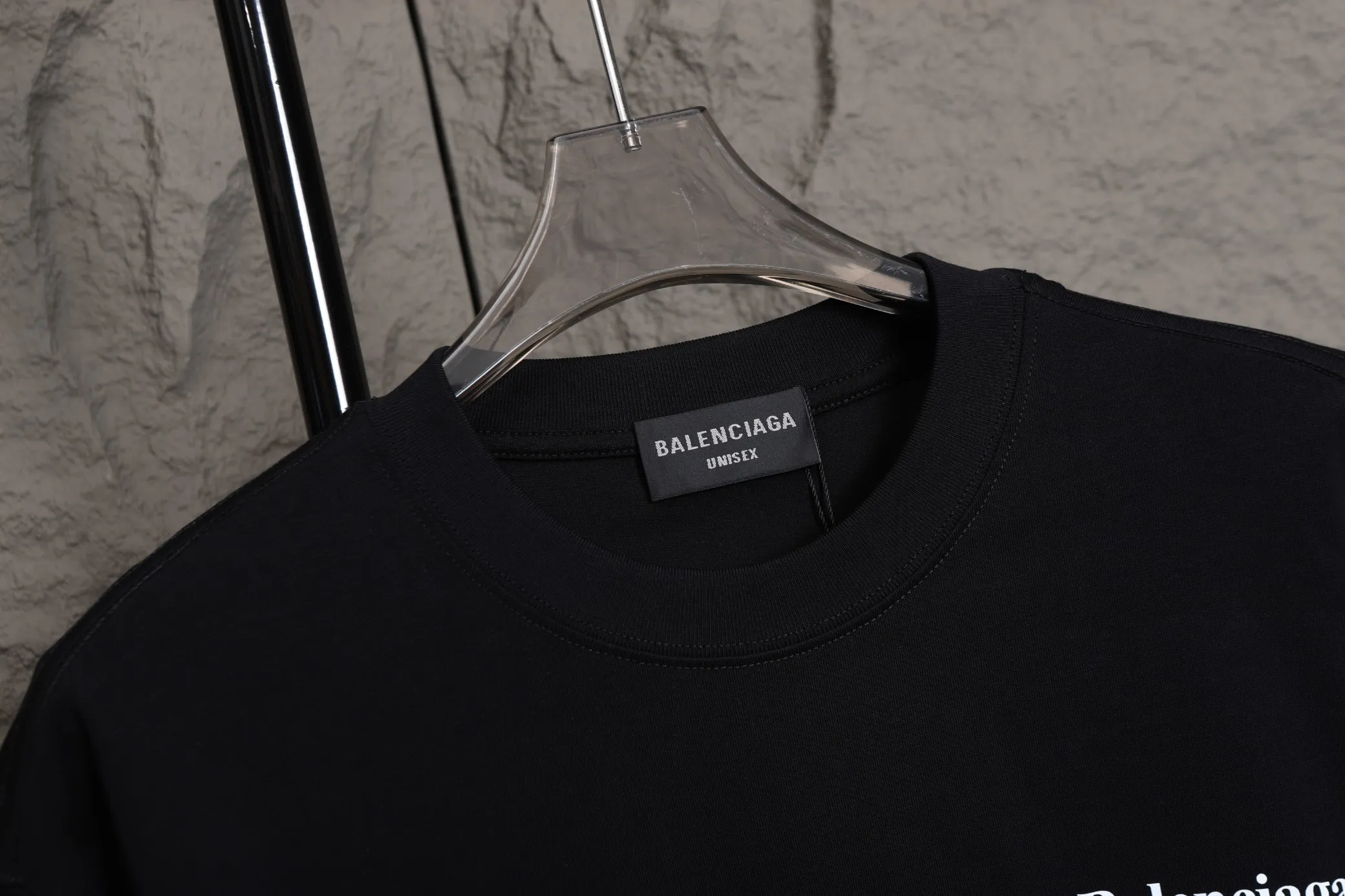 🅿️270 High quality 25605 2025 Balenciaga Cola Wave series long-sleeved base T-shirt. The fabric is selected from Xinjiang pure cotton plain weave. It is made of top-grade velvet cotton with 24 hours of sunshine. It can’t be balled after being worn for a long time. It feels soft and comfortable. The whole garment is flat-lined. Three-dimensional tailoring. The upper body is awesome. It uses high-end PU foam printing and will never fall off. The cuffs are made of high-end rib fabric, which is comfortable and skin-friendly. No expense is spared in using high-molecular polymer materials, which are not afraid of ironing and are resistant to wear and tear.