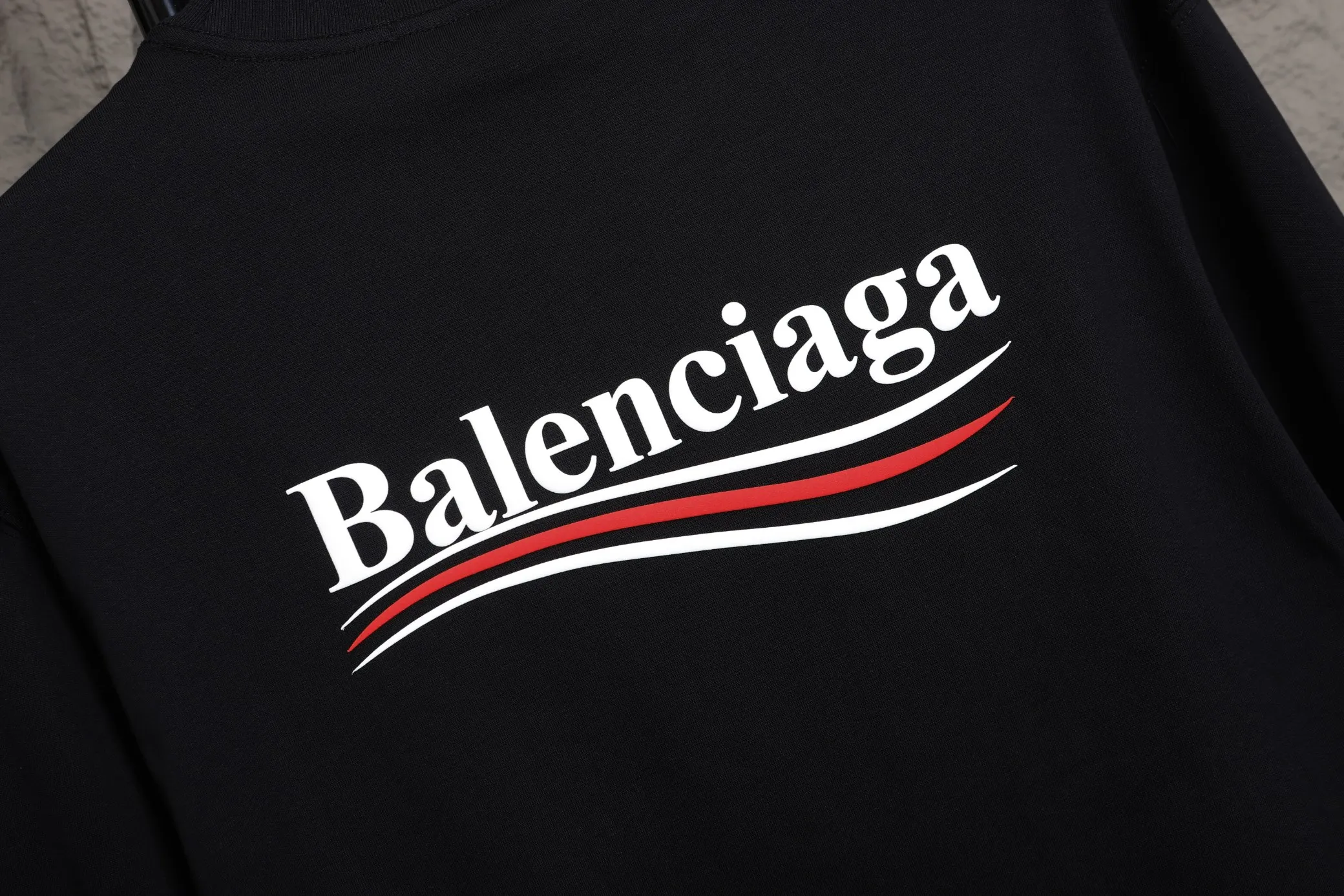 🅿️270 High quality 25605 2025 Balenciaga Cola Wave series long-sleeved base T-shirt. The fabric is selected from Xinjiang pure cotton plain weave. It is made of top-grade velvet cotton with 24 hours of sunshine. It can’t be balled after being worn for a long time. It feels soft and comfortable. The whole garment is flat-lined. Three-dimensional tailoring. The upper body is awesome. It uses high-end PU foam printing and will never fall off. The cuffs are made of high-end rib fabric, which is comfortable and skin-friendly. No expense is spared in using high-molecular polymer materials, which are not afraid of ironing and are resistant to wear and tear.