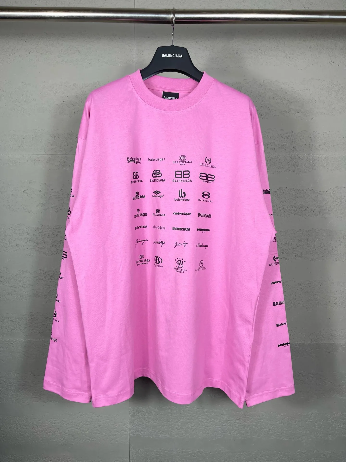 🅿️200 real photos [Top version. Official website quality] BALENCI*GA/Paris BALENCI*GA# 2024 spring and summer new style, printed with classic LOGO collection long-sleeved T-shirt. 2024 spring and summer new product. Brick cabinet synchronization. Welcome to compare. The fabric is made of Paris ZP custom-woven and dyed 100% cotton double yarn compact cotton. The weight is 260 grams, the cloth surface is clean, the cloth texture is clear, soft and comfortable. The color fastness is good. It is not easy to change color. The threads are woven and dyed with no color difference. The printing uses imported environmentally friendly rubber paddles, precision stencils, fine LOGO letters, clear letters, no burrs, and a three-dimensional effect. Restore brick cabinet. The version adopts OS loose shoulder style. Same style for men and women. Code: BL225005 Color: black, beige, pink, smoky gray, white Size: XS S M L