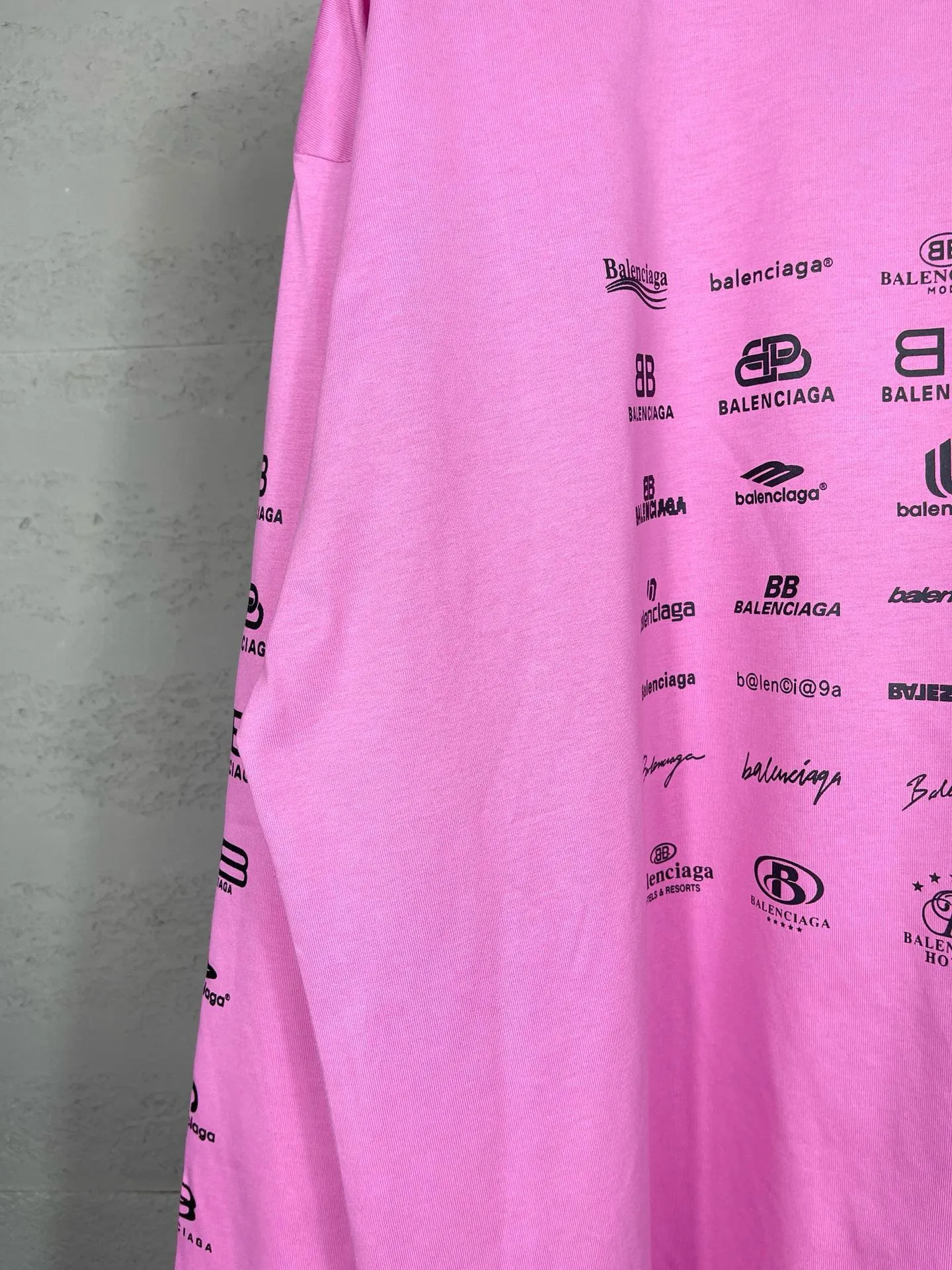 🅿️200 real photos [Top version. Official website quality] BALENCI*GA/Paris BALENCI*GA# 2024 spring and summer new style, printed with classic LOGO collection long-sleeved T-shirt. 2024 spring and summer new product. Brick cabinet synchronization. Welcome to compare. The fabric is made of Paris ZP custom-woven and dyed 100% cotton double yarn compact cotton. The weight is 260 grams, the cloth surface is clean, the cloth texture is clear, soft and comfortable. The color fastness is good. It is not easy to change color. The threads are woven and dyed with no color difference. The printing uses imported environmentally friendly rubber paddles, precision stencils, fine LOGO letters, clear letters, no burrs, and a three-dimensional effect. Restore brick cabinet. The version adopts OS loose shoulder style. Same style for men and women. Code: BL225005 Color: black, beige, pink, smoky gray, white Size: XS S M L