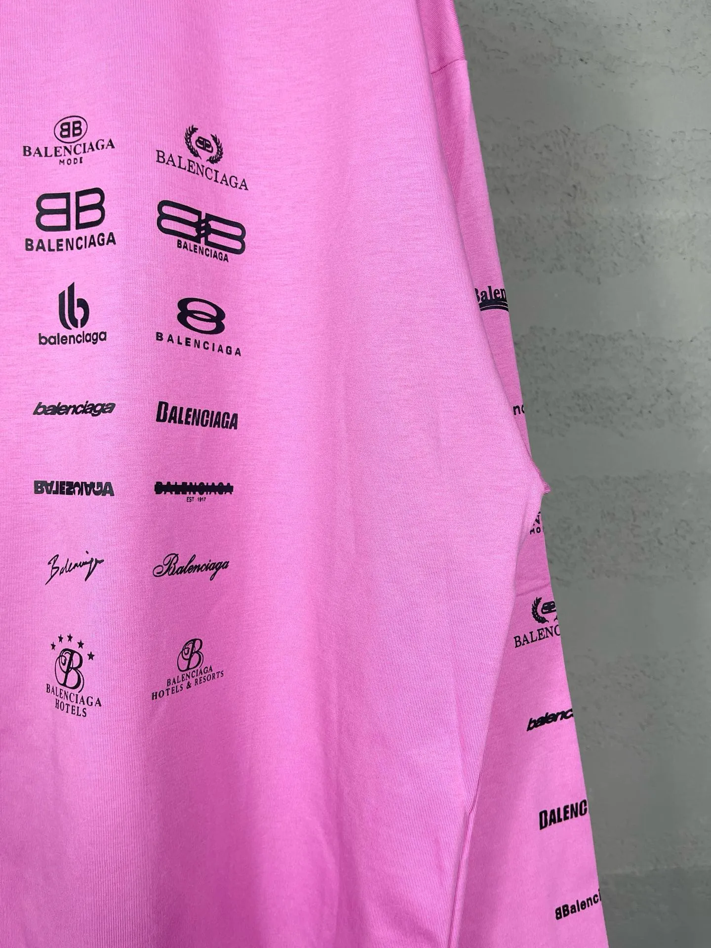 🅿️200 real photos [Top version. Official website quality] BALENCI*GA/Paris BALENCI*GA# 2024 spring and summer new style, printed with classic LOGO collection long-sleeved T-shirt. 2024 spring and summer new product. Brick cabinet synchronization. Welcome to compare. The fabric is made of Paris ZP custom-woven and dyed 100% cotton double yarn compact cotton. The weight is 260 grams, the cloth surface is clean, the cloth texture is clear, soft and comfortable. The color fastness is good. It is not easy to change color. The threads are woven and dyed with no color difference. The printing uses imported environmentally friendly rubber paddles, precision stencils, fine LOGO letters, clear letters, no burrs, and a three-dimensional effect. Restore brick cabinet. The version adopts OS loose shoulder style. Same style for men and women. Code: BL225005 Color: black, beige, pink, smoky gray, white Size: XS S M L