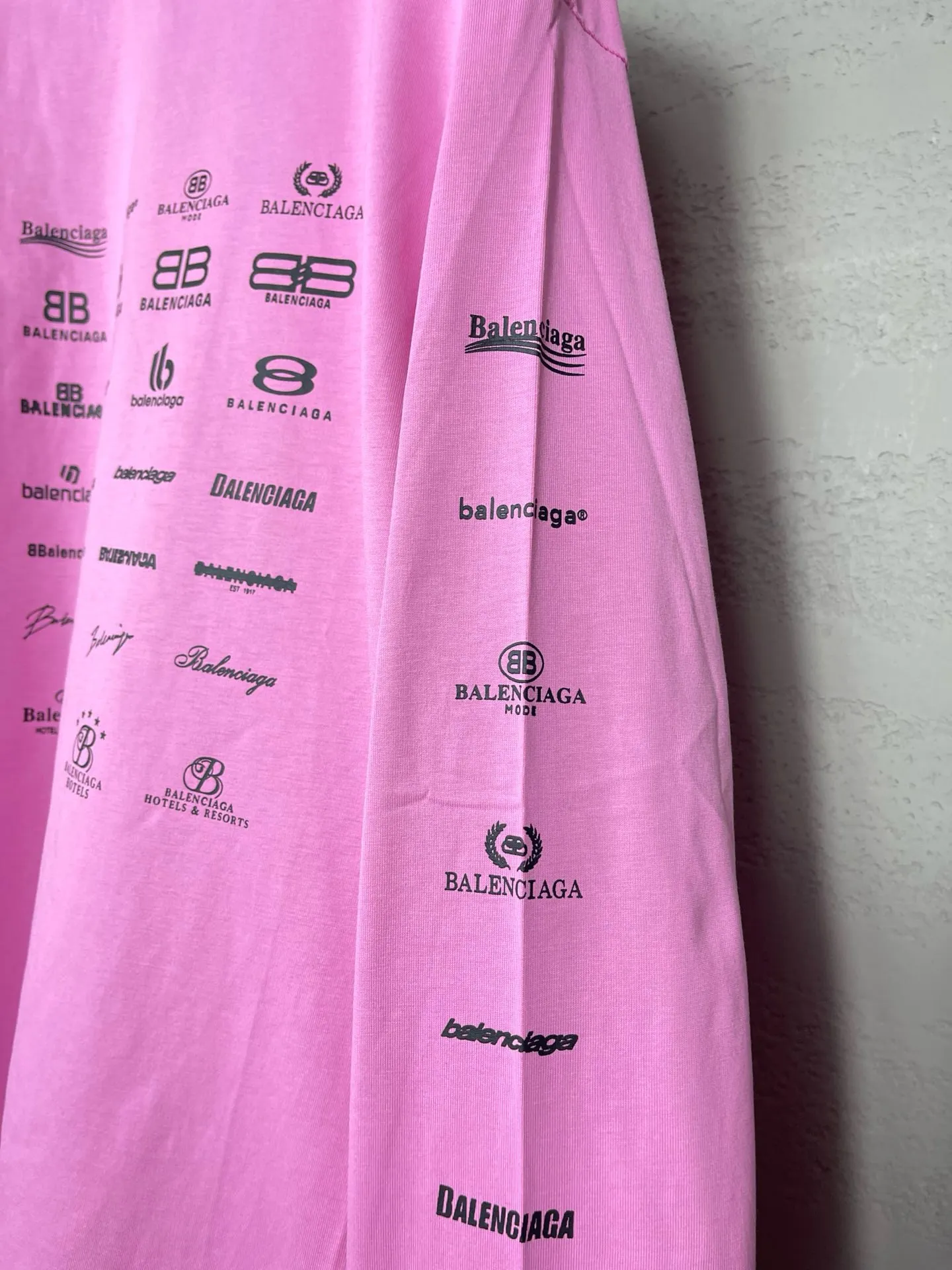 🅿️200 real photos [Top version. Official website quality] BALENCI*GA/Paris BALENCI*GA# 2024 spring and summer new style, printed with classic LOGO collection long-sleeved T-shirt. 2024 spring and summer new product. Brick cabinet synchronization. Welcome to compare. The fabric is made of Paris ZP custom-woven and dyed 100% cotton double yarn compact cotton. The weight is 260 grams, the cloth surface is clean, the cloth texture is clear, soft and comfortable. The color fastness is good. It is not easy to change color. The threads are woven and dyed with no color difference. The printing uses imported environmentally friendly rubber paddles, precision stencils, fine LOGO letters, clear letters, no burrs, and a three-dimensional effect. Restore brick cabinet. The version adopts OS loose shoulder style. Same style for men and women. Code: BL225005 Color: black, beige, pink, smoky gray, white Size: XS S M L