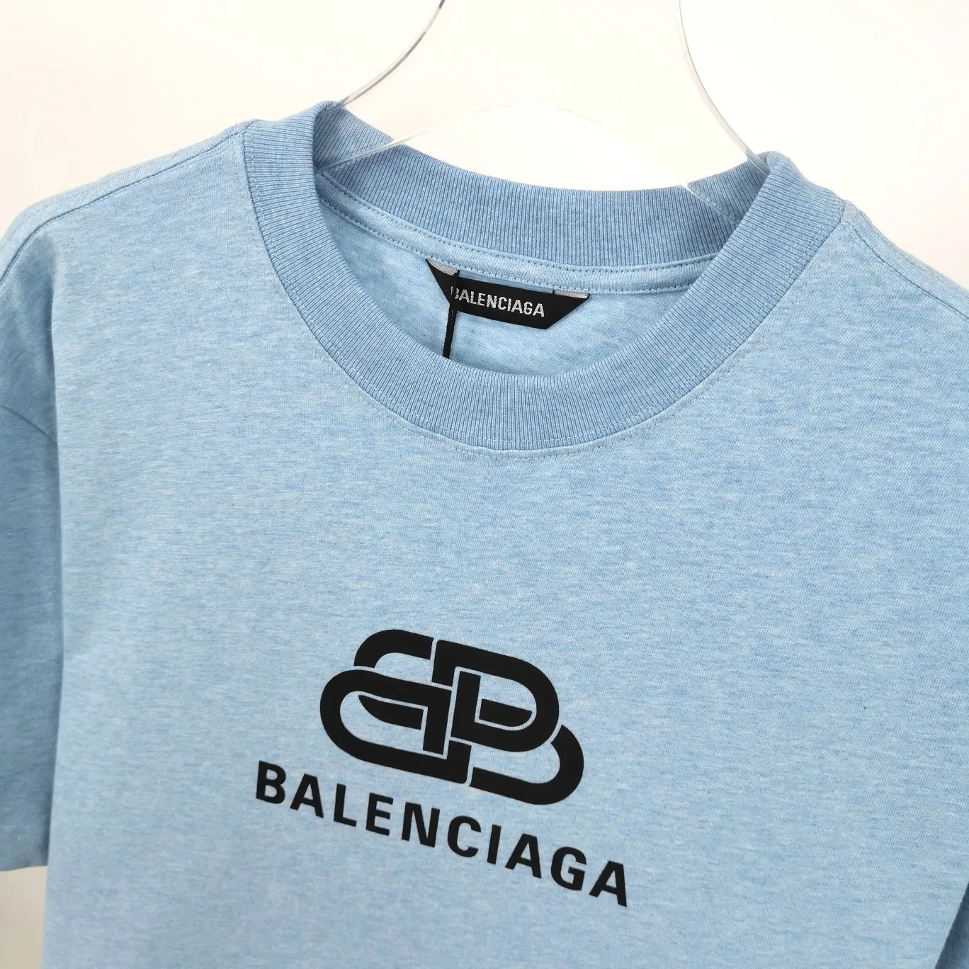 [New] Top tested version Balenciaga 21ss new lock buckle Unisex short-sleeved loose pure cotton BALENCIAGA short-sleeved T-shirt for couples Super classic style with good-looking colors Oversize version 260g Double yarn cotton top fabric [Little Red Book popular style | Highly recommended by ins style bloggers] Original model opening 1:1, all other colors are custom-woven and dyed (although everyone says so, but I guarantee it, and the threads are also dyed in the same vat) and there is no error with ZP.  Positioned cutting, high-quality wiring, original 1x1 thickened thread on the neckline, imported glue printing, black and gray colors are all silver, lock printing, repeated washing, not easy to crack! ! ! A full set of genuine one-to-one accessories, bag code marked. The numbers are all correct and identical.  Color: White Black Floral Gray Haze Blue Washed Black Size: XS-L P:240