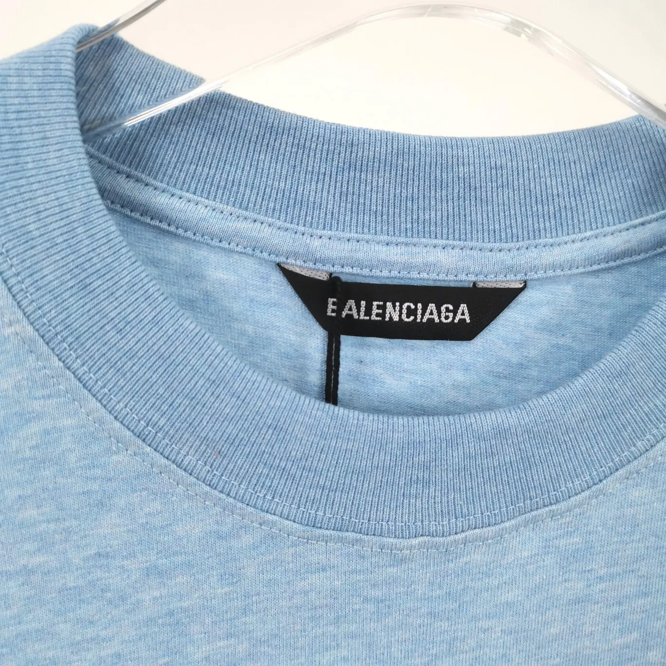 [New] Top tested version Balenciaga 21ss new lock buckle Unisex short-sleeved loose pure cotton BALENCIAGA short-sleeved T-shirt for couples Super classic style with good-looking colors Oversize version 260g Double yarn cotton top fabric [Little Red Book popular style | Highly recommended by ins style bloggers] Original model opening 1:1, all other colors are custom-woven and dyed (although everyone says so, but I guarantee it, and the threads are also dyed in the same vat) and there is no error with ZP.  Positioned cutting, high-quality wiring, original 1x1 thickened thread on the neckline, imported glue printing, black and gray colors are all silver, lock printing, repeated washing, not easy to crack! ! ! A full set of genuine one-to-one accessories, bag code marked. The numbers are all correct and identical.  Color: White Black Floral Gray Haze Blue Washed Black Size: XS-L P:240