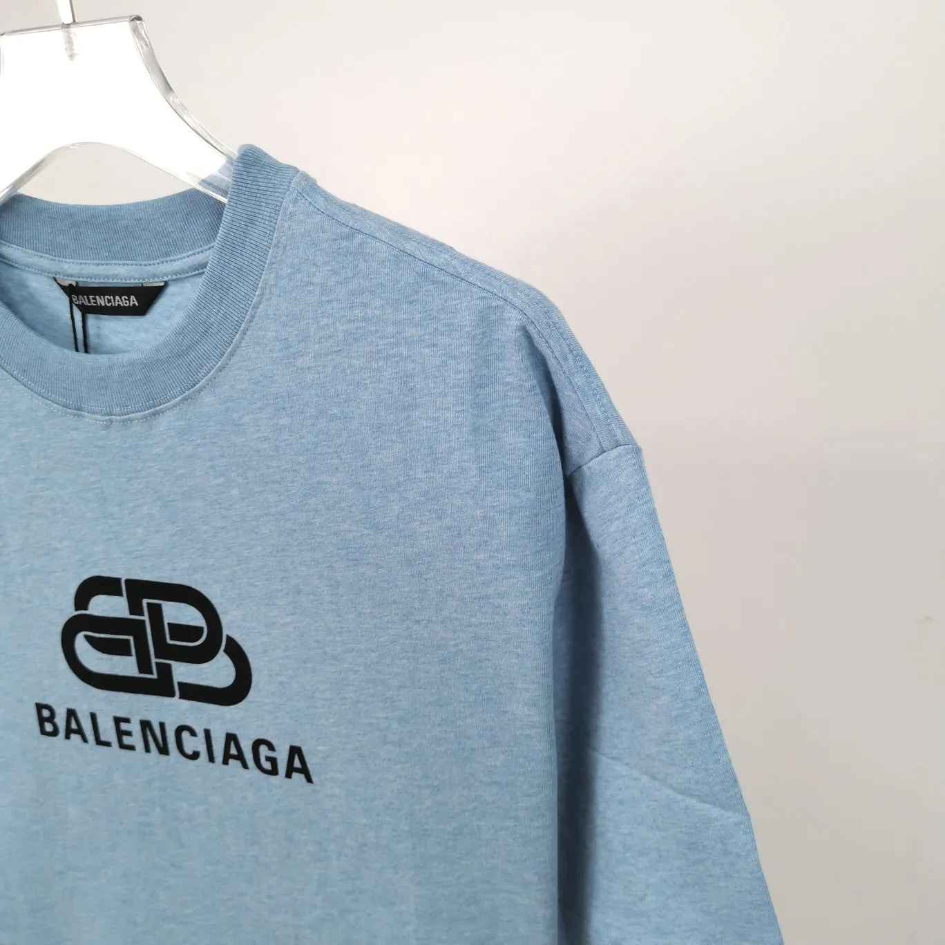[New] Top tested version Balenciaga 21ss new lock buckle Unisex short-sleeved loose pure cotton BALENCIAGA short-sleeved T-shirt for couples Super classic style with good-looking colors Oversize version 260g Double yarn cotton top fabric [Little Red Book popular style | Highly recommended by ins style bloggers] Original model opening 1:1, all other colors are custom-woven and dyed (although everyone says so, but I guarantee it, and the threads are also dyed in the same vat) and there is no error with ZP.  Positioned cutting, high-quality wiring, original 1x1 thickened thread on the neckline, imported glue printing, black and gray colors are all silver, lock printing, repeated washing, not easy to crack! ! ! A full set of genuine one-to-one accessories, bag code marked. The numbers are all correct and identical.  Color: White Black Floral Gray Haze Blue Washed Black Size: XS-L P:240