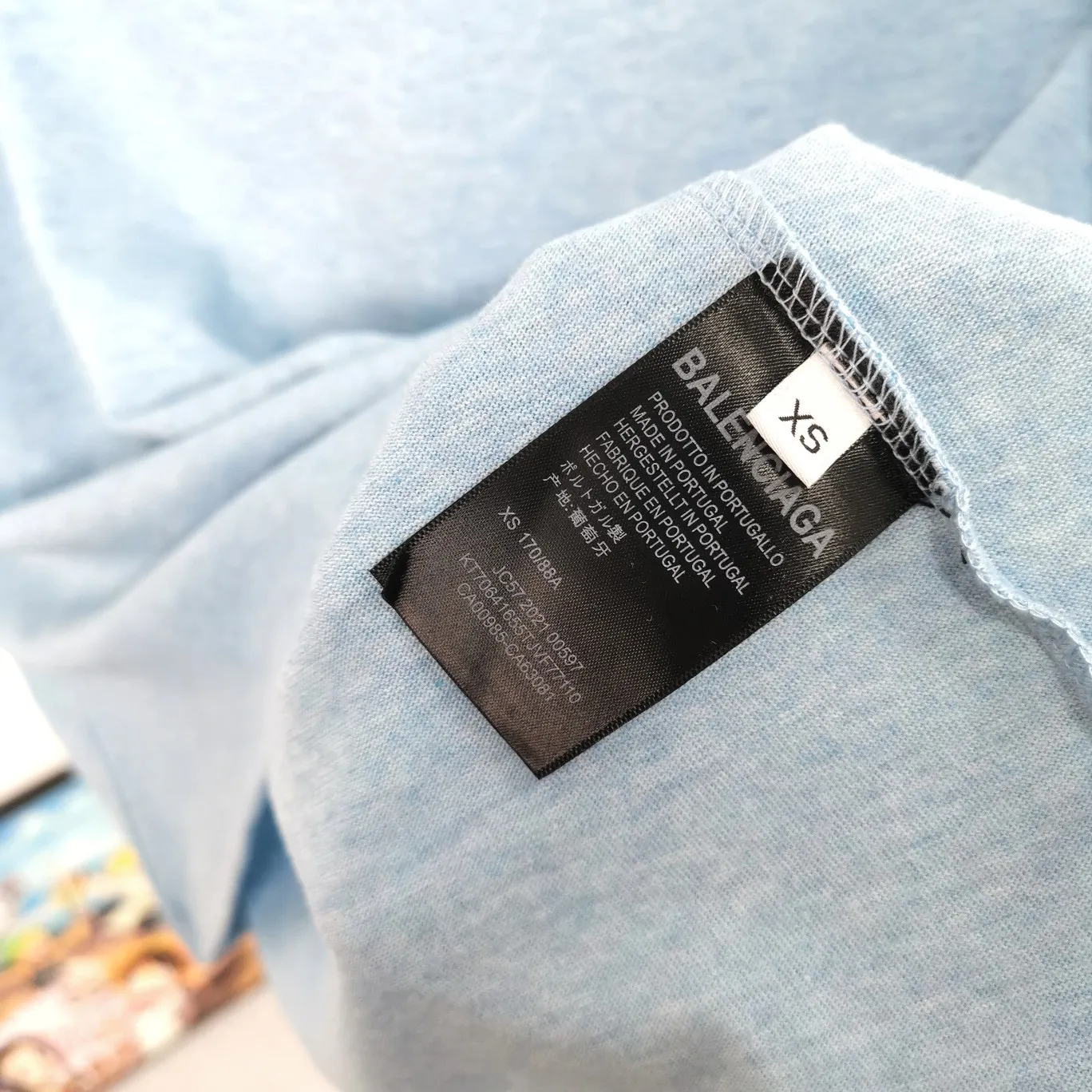 [New] Top tested version Balenciaga 21ss new lock buckle Unisex short-sleeved loose pure cotton BALENCIAGA short-sleeved T-shirt for couples Super classic style with good-looking colors Oversize version 260g Double yarn cotton top fabric [Little Red Book popular style | Highly recommended by ins style bloggers] Original model opening 1:1, all other colors are custom-woven and dyed (although everyone says so, but I guarantee it, and the threads are also dyed in the same vat) and there is no error with ZP.  Positioned cutting, high-quality wiring, original 1x1 thickened thread on the neckline, imported glue printing, black and gray colors are all silver, lock printing, repeated washing, not easy to crack! ! ! A full set of genuine one-to-one accessories, bag code marked. The numbers are all correct and identical.  Color: White Black Floral Gray Haze Blue Washed Black Size: XS-L P:240
