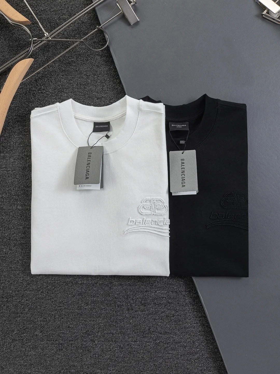 🅿️190 BALENCIAGA Balenciaga Double BB Slightly wide version S-XL 26ss New Year morning product catwalk hot sale🔥 style Hollow double B waves on the front and back 🌊Coke letters🪡 Embroidered logo short-sleeved T-shirt is full of retro flavor Every new product in Paris is bound to set off a fashion wave This one is no exception...🙈🙈The upper body of both men and women is super handsome! The os version is not picky at all, and the high-quality products are rare and sold in limited quantities. Balenciaga's new Be different round neck short-sleeved, basic style casual T-shirt, the overall design is simple and fashionable, very elegant and clean. Made of 100% pure cotton fabric, the upper body is soft and comfortable. The details are just right, not exaggerated, and have a sense of design. This T-shirt is a couple's style that can be worn by both men and women. It is fashionable, versatile and easy to wear! Color: Black White Size: S-XL Size chart: S: Shoulder width 50 - Bust 56 - Clothing length 70 M: Shoulder width 52 - Bust 57 - Clothing length 72 L: Shoulder width 54 - Bust 59 - Clothing length 74 XL: Shoulder width 56 - Bust 62 - Clothing length 76