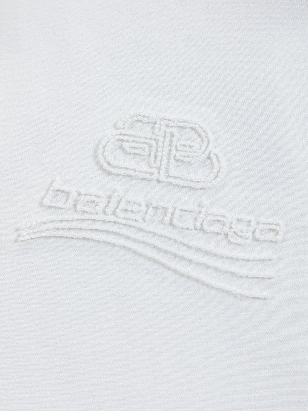 🅿️190 BALENCIAGA Balenciaga Double BB Slightly wide version S-XL 26ss New Year morning product catwalk hot sale🔥 style Hollow double B waves on the front and back 🌊Coke letters🪡 Embroidered logo short-sleeved T-shirt is full of retro flavor Every new product in Paris is bound to set off a fashion wave This one is no exception...🙈🙈The upper body of both men and women is super handsome! The os version is not picky at all, and the high-quality products are rare and sold in limited quantities. Balenciaga's new Be different round neck short-sleeved, basic style casual T-shirt, the overall design is simple and fashionable, very elegant and clean. Made of 100% pure cotton fabric, the upper body is soft and comfortable. The details are just right, not exaggerated, and have a sense of design. This T-shirt is a couple's style that can be worn by both men and women. It is fashionable, versatile and easy to wear! Color: Black White Size: S-XL Size chart: S: Shoulder width 50 - Bust 56 - Clothing length 70 M: Shoulder width 52 - Bust 57 - Clothing length 72 L: Shoulder width 54 - Bust 59 - Clothing length 74 XL: Shoulder width 56 - Bust 62 - Clothing length 76