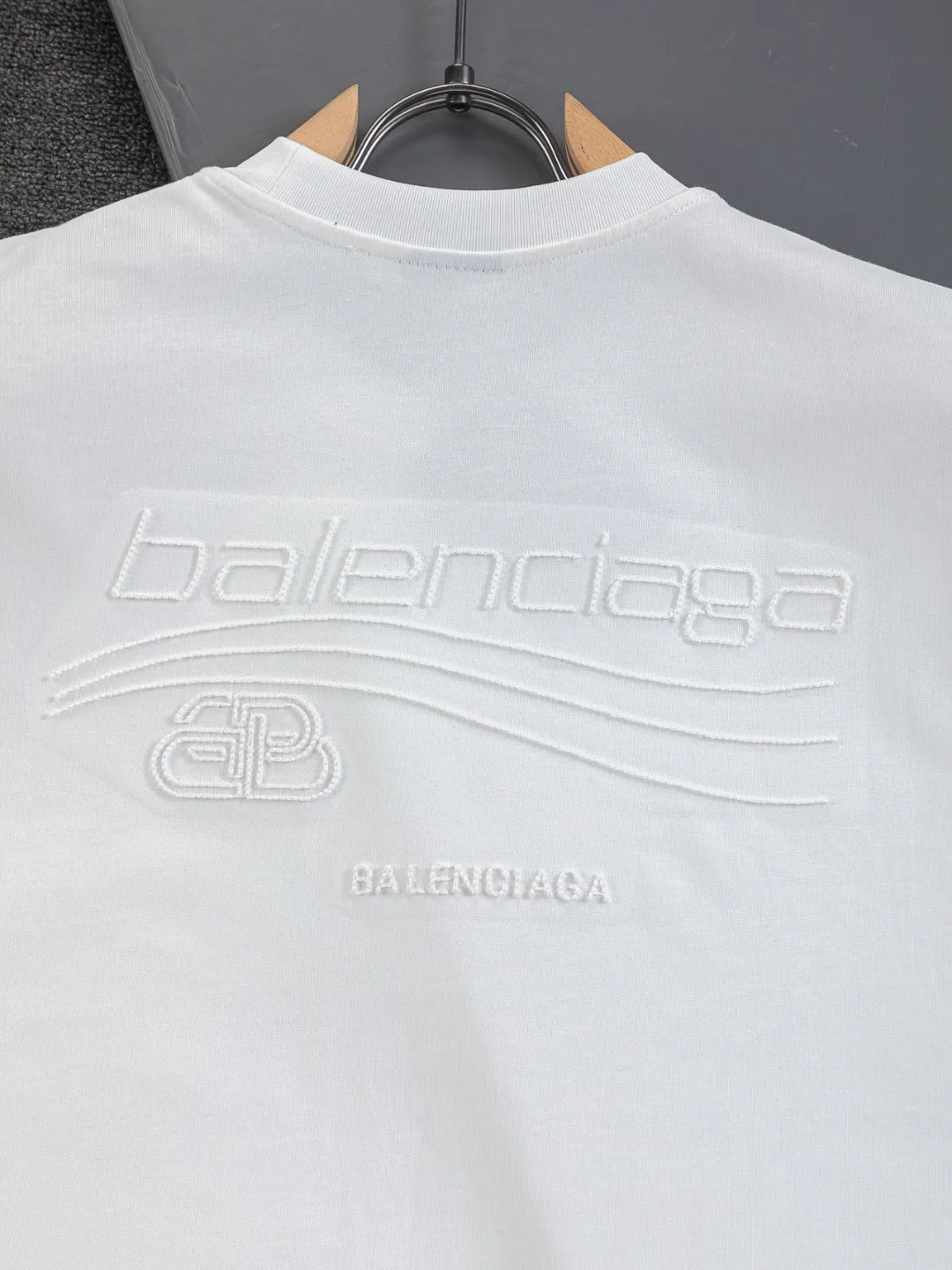 🅿️190 BALENCIAGA Balenciaga Double BB Slightly wide version S-XL 26ss New Year morning product catwalk hot sale🔥 style Hollow double B waves on the front and back 🌊Coke letters🪡 Embroidered logo short-sleeved T-shirt is full of retro flavor Every new product in Paris is bound to set off a fashion wave This one is no exception...🙈🙈The upper body of both men and women is super handsome! The os version is not picky at all, and the high-quality products are rare and sold in limited quantities. Balenciaga's new Be different round neck short-sleeved, basic style casual T-shirt, the overall design is simple and fashionable, very elegant and clean. Made of 100% pure cotton fabric, the upper body is soft and comfortable. The details are just right, not exaggerated, and have a sense of design. This T-shirt is a couple's style that can be worn by both men and women. It is fashionable, versatile and easy to wear! Color: Black White Size: S-XL Size chart: S: Shoulder width 50 - Bust 56 - Clothing length 70 M: Shoulder width 52 - Bust 57 - Clothing length 72 L: Shoulder width 54 - Bust 59 - Clothing length 74 XL: Shoulder width 56 - Bust 62 - Clothing length 76