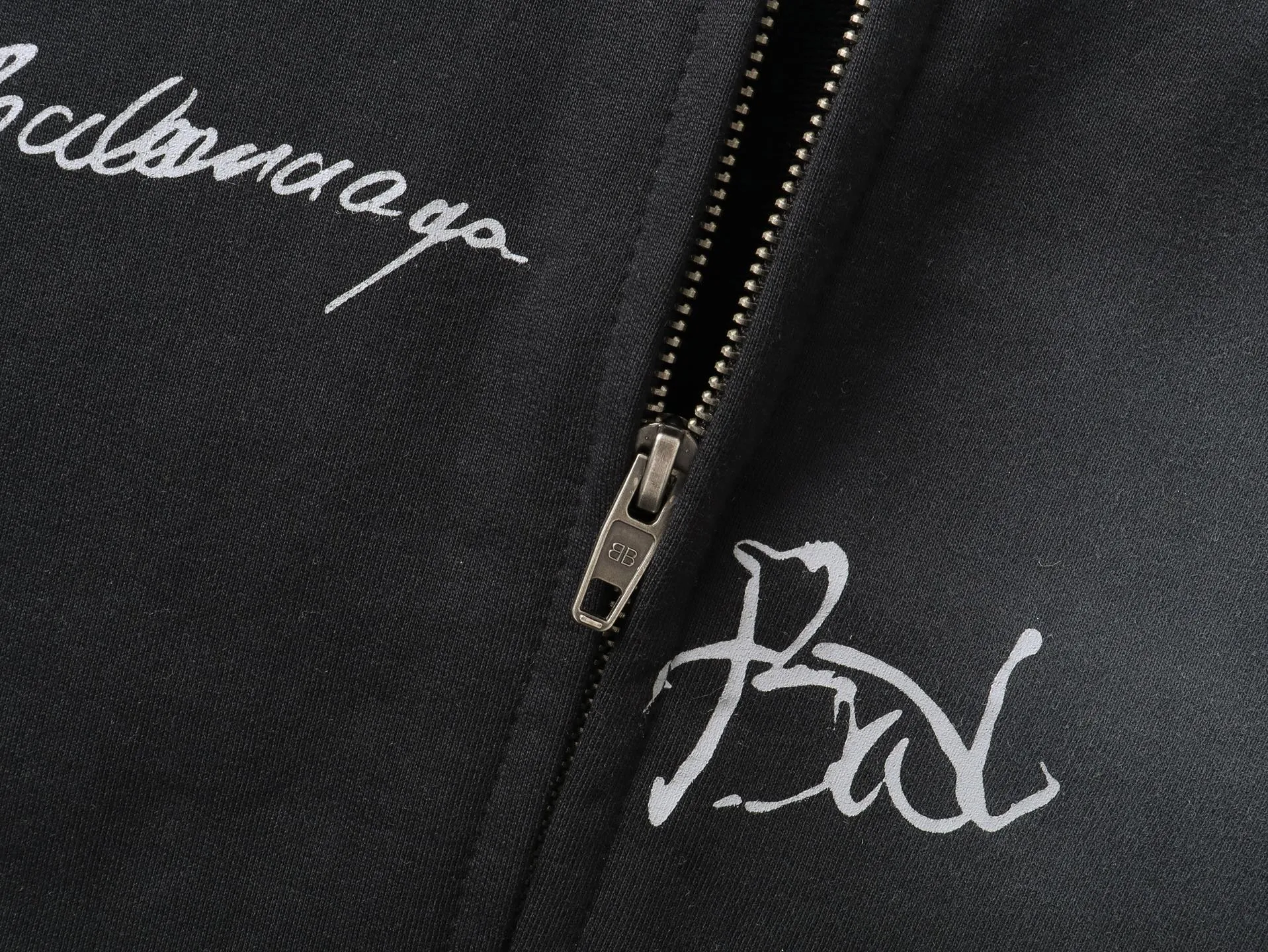 🅿️430 real photos [Top version. Official website quality] BALENCI*GA/Paris #2026 new style Raglan sleeves color block signature printing. Embroidered LOGO washed and distressed hand-painted graffiti new hooded zipper cardigan sweatshirt #2026 Brick cabinet synchronization Overweight craftsmanship. Welcome to compare. The fabric is made of Paris ZP custom-woven and dyed cotton sweatshirt. The weight is 460 grams. The cloth surface is clean. The cloth pattern is clear, soft and comfortable. The threads are dyed with no color difference. The signature is printed with environmentally friendly glue, and the classic letter LOGO is embroidered with an imported Tajima embroidery machine. The letters are clear and the effect is three-dimensional. Garment wash-worn hand-drawn graffiti. Restore brick cabinet, adopt OS loose shoulder style. Same style for men and women. Code: BL259980 Color: black, white Size: XS S M L