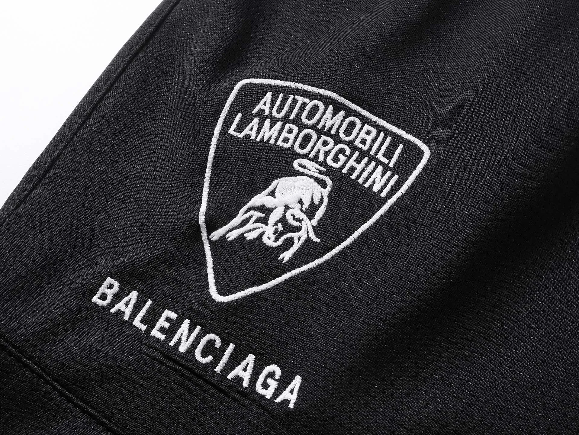 🅿️210 Actual pictures [Top version. Official website quality] BALENCI*GA/Paris co-branded Lamborghini shorts. Embroidery on the front and left, double-layer mesh lining, and multi-position hem shorts. Extra heavy craftsmanship. SS25 latest model. Research and development at the first time, different market currencies. Comparisons welcome. The fabric is made of custom-woven sports fabric that absorbs moisture and is comfortable and dry. Whether you are doing sports or fitness or going out on the street every day, you can easily become the center of attention. Weight 180 grams. The embroidery is done using imported Tajima embroidery machines. The pattern letters are clear, three-dimensional and without burrs. Different market currencies. Comparisons welcome. The version adopts a loose version. The same style for men and women. Code: BL257002 Color: Black Size: XS S M L