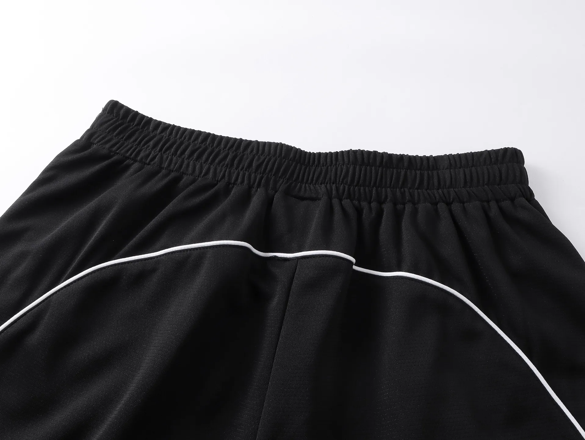 🅿️210 Actual pictures [Top version. Official website quality] BALENCI*GA/Paris co-branded Lamborghini shorts. Embroidery on the front and left, double-layer mesh lining, and multi-position hem shorts. Extra heavy craftsmanship. SS25 latest model. Research and development at the first time, different market currencies. Comparisons welcome. The fabric is made of custom-woven sports fabric that absorbs moisture and is comfortable and dry. Whether you are doing sports or fitness or going out on the street every day, you can easily become the center of attention. Weight 180 grams. The embroidery is done using imported Tajima embroidery machines. The pattern letters are clear, three-dimensional and without burrs. Different market currencies. Comparisons welcome. The version adopts a loose version. The same style for men and women. Code: BL257002 Color: Black Size: XS S M L