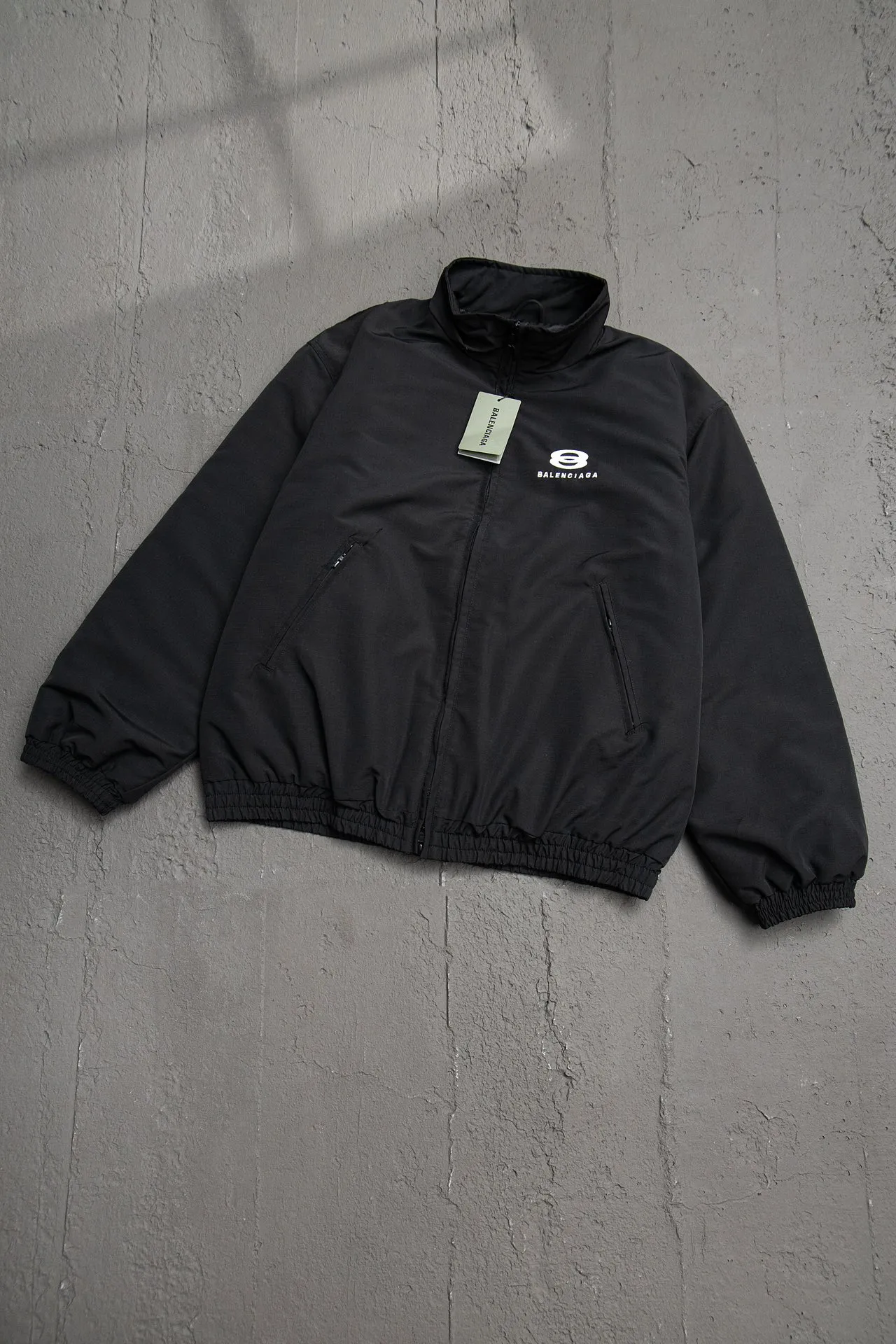 💰600 [Highest version] Balenciaga BLCG 24FW double-ring letter embroidered logo stand-up collar cotton jacket Correct version Made of custom-woven and dyed 7×7 jacquard hidden grid woven fabric, 180 grams of diamond-shaped quilted cotton inside, selected long-staple cotton, warm and comfortable OS ultra-loose silhouette design, side zipper pockets, small high stand-up collar design, elastic waist design at the hem, molded custom hardware zipper Jacket double slider design Tajima high-speed embroidery machine 100,000-needle three-dimensional embroidery Original main mark washed label tag packaging bag Color: black Size: 46/48/50/52 Size chart: Length Bust Shoulder width Sleeve length 46: 70 136 59 64 48: 72 140 60 65 50: 74 144 61 66 52: 76 148 62 67 Note: There is a difference of 1~2CM due to manual measurement.