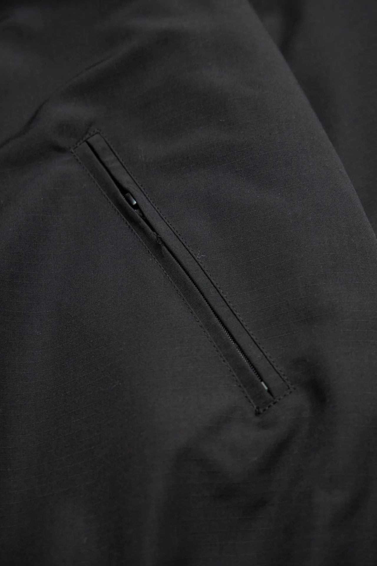 💰600 [Highest version] Balenciaga BLCG 24FW double-ring letter embroidered logo stand-up collar cotton jacket Correct version Made of custom-woven and dyed 7×7 jacquard hidden grid woven fabric, 180 grams of diamond-shaped quilted cotton inside, selected long-staple cotton, warm and comfortable OS ultra-loose silhouette design, side zipper pockets, small high stand-up collar design, elastic waist design at the hem, molded custom hardware zipper Jacket double slider design Tajima high-speed embroidery machine 100,000-needle three-dimensional embroidery Original main mark washed label tag packaging bag Color: black Size: 46/48/50/52 Size chart: Length Bust Shoulder width Sleeve length 46: 70 136 59 64 48: 72 140 60 65 50: 74 144 61 66 52: 76 148 62 67 Note: There is a difference of 1~2CM due to manual measurement.