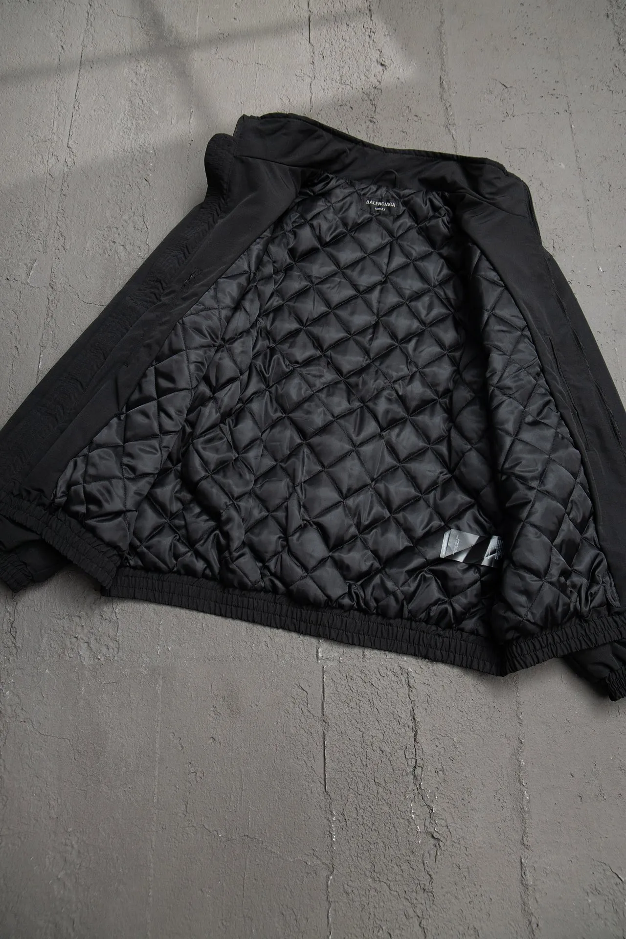 💰600 [Highest version] Balenciaga BLCG 24FW double-ring letter embroidered logo stand-up collar cotton jacket Correct version Made of custom-woven and dyed 7×7 jacquard hidden grid woven fabric, 180 grams of diamond-shaped quilted cotton inside, selected long-staple cotton, warm and comfortable OS ultra-loose silhouette design, side zipper pockets, small high stand-up collar design, elastic waist design at the hem, molded custom hardware zipper Jacket double slider design Tajima high-speed embroidery machine 100,000-needle three-dimensional embroidery Original main mark washed label tag packaging bag Color: black Size: 46/48/50/52 Size chart: Length Bust Shoulder width Sleeve length 46: 70 136 59 64 48: 72 140 60 65 50: 74 144 61 66 52: 76 148 62 67 Note: There is a difference of 1~2CM due to manual measurement.