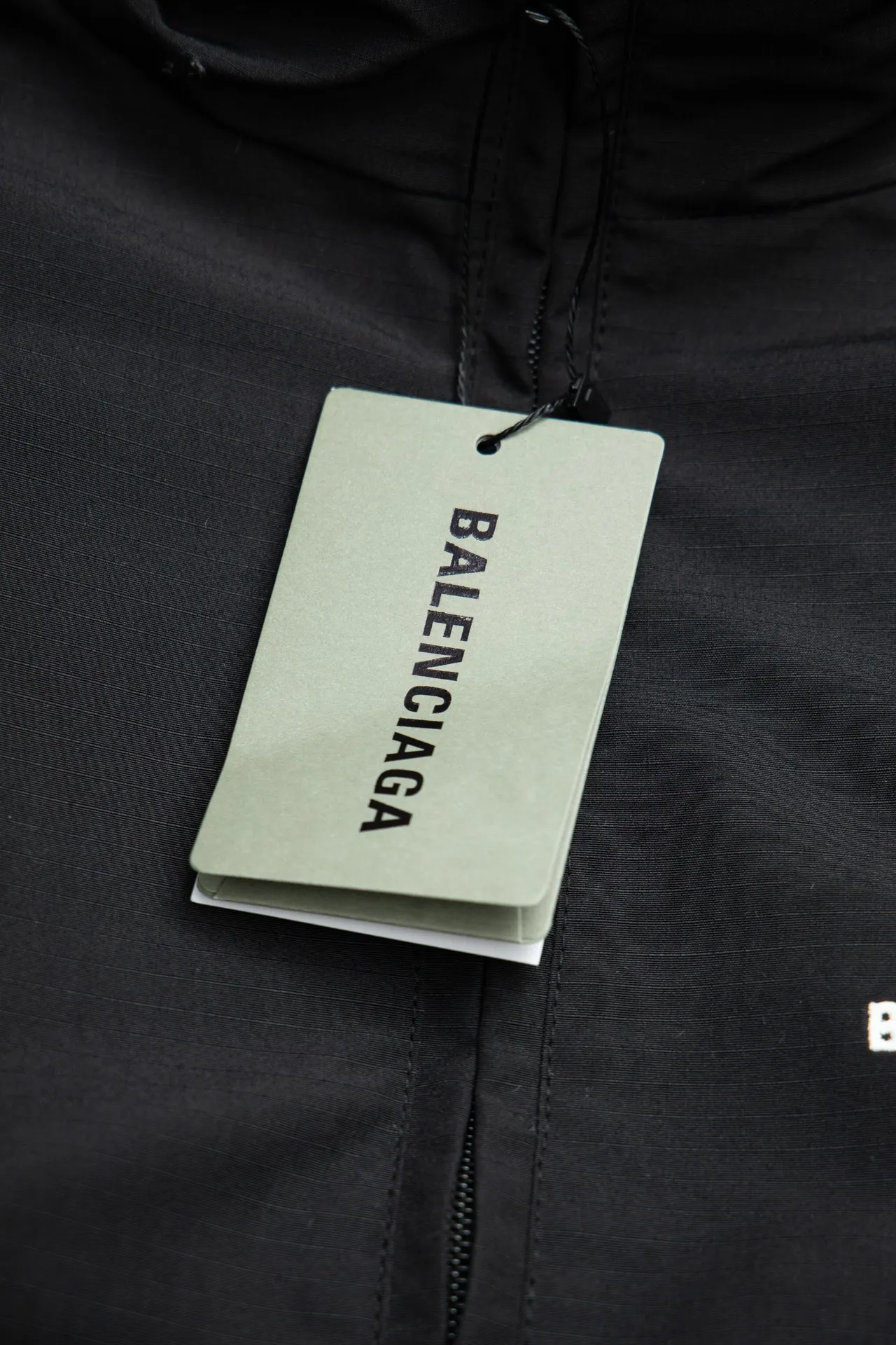 💰600 [Highest version] Balenciaga BLCG 24FW double-ring letter embroidered logo stand-up collar cotton jacket Correct version Made of custom-woven and dyed 7×7 jacquard hidden grid woven fabric, 180 grams of diamond-shaped quilted cotton inside, selected long-staple cotton, warm and comfortable OS ultra-loose silhouette design, side zipper pockets, small high stand-up collar design, elastic waist design at the hem, molded custom hardware zipper Jacket double slider design Tajima high-speed embroidery machine 100,000-needle three-dimensional embroidery Original main mark washed label tag packaging bag Color: black Size: 46/48/50/52 Size chart: Length Bust Shoulder width Sleeve length 46: 70 136 59 64 48: 72 140 60 65 50: 74 144 61 66 52: 76 148 62 67 Note: There is a difference of 1~2CM due to manual measurement.