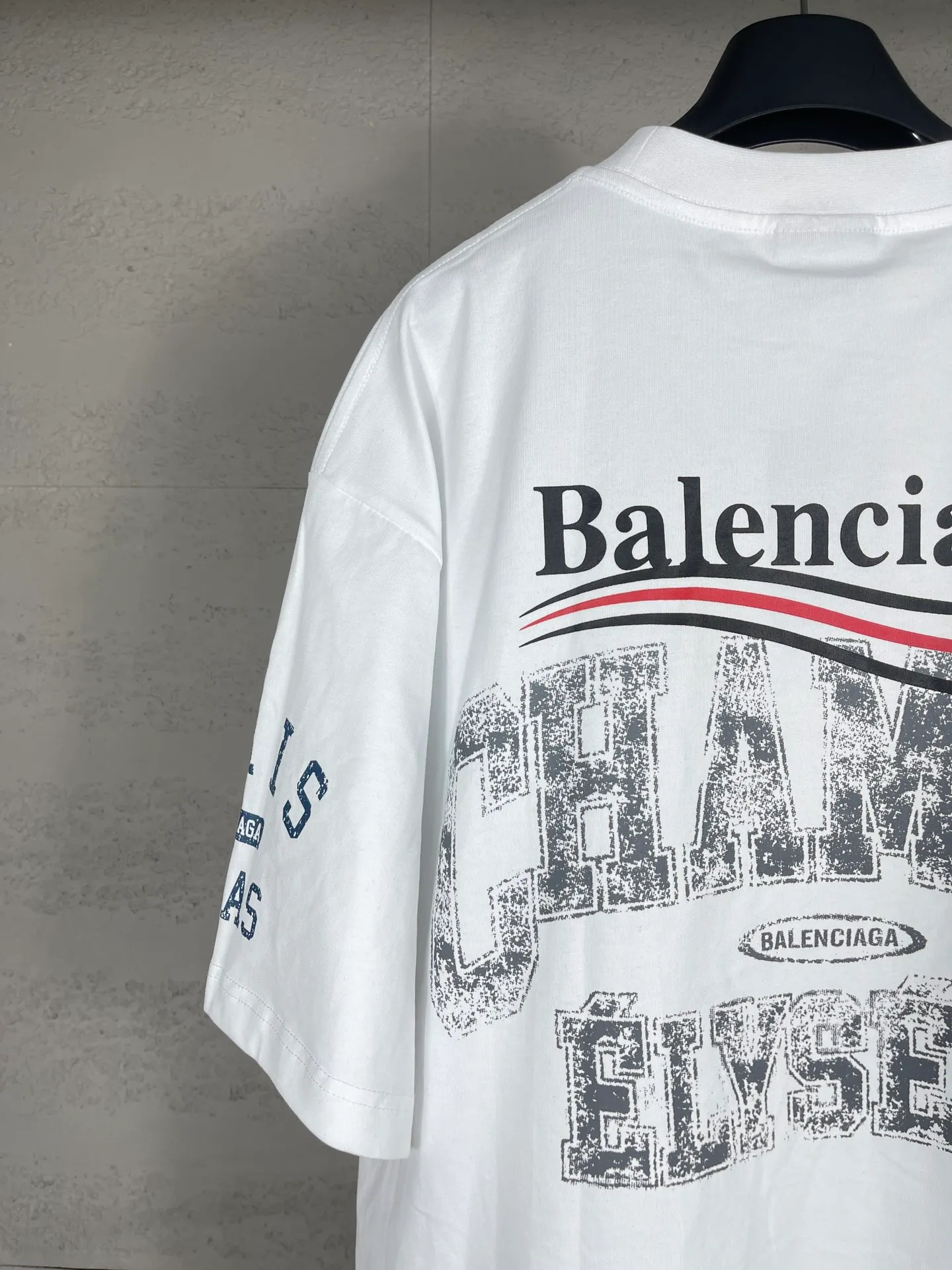 🅿️186 real photos [Top version. Official website quality] BALENCI*GA/Paris. SS25 latest model, front and back left and right sleeves I Love Paris & Balenciaxx art printed short-sleeved T-shirt. Brick cabinet synchronization. Genuine product developed at the first time, happy to print and compare! The fabric is made of Paris ZP custom-woven and dyed cotton double yarn. Weighing 260 grams, the cloth surface is clean. The cloth pattern is clear, soft and comfortable. The threads are dyed with no color difference. The printing uses environmentally friendly imported materials. The letters are clear and the effect is three-dimensional. The version adopts OS loose shoulder design. Same style for men and women. Code: BL253650 Color: white, black Size: XS S M L