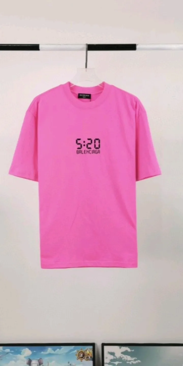 Real shot of the video————The top tested version BALENCIAGA Balenciaga 520 limited capsule series I love you Jay Chou's same style 5:20 male and female couples are the same fashion brand pure cotton loose breathable short sleeves. The 520 font on the chest particularly highlights the theme of this short sleeve. Obvious, naked expression. 26S280g pure cotton fabric Color: washed black white Size: XS-L P:240