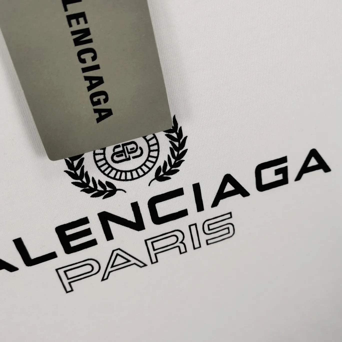 [New arrival] The top tested version of Balenciaga's classic wheat crown lock Paris male and female couple star's same style pure cotton short-sleeved T-shirt. Selected 32S 260g combed cotton fabric, thick and textured, high-density knitting weaving technology, firm and elastic, extremely smooth and skin-friendly, soft and delicate feel, does not shrink or deform, the upper body is crisp and stylish, different from the cheap soft couch fabrics with low weight and low count on the market.  Ultra-high-level workmanship, every detail shows a sense of luxury, and the original three-dimensional cutting process creates a perfect fit. The OS loose shoulder style accommodates all body types. It is a truly versatile style that looks slim and good-looking for both men and women.   3M (black) reflective classic wheat ear letter printing, high fastness and will not crack or fall off. The classic pattern will never go out of style. Multiple colors are available, and every color is beautiful!  Color: Black White Dark Khaki Size: XS-L P:250