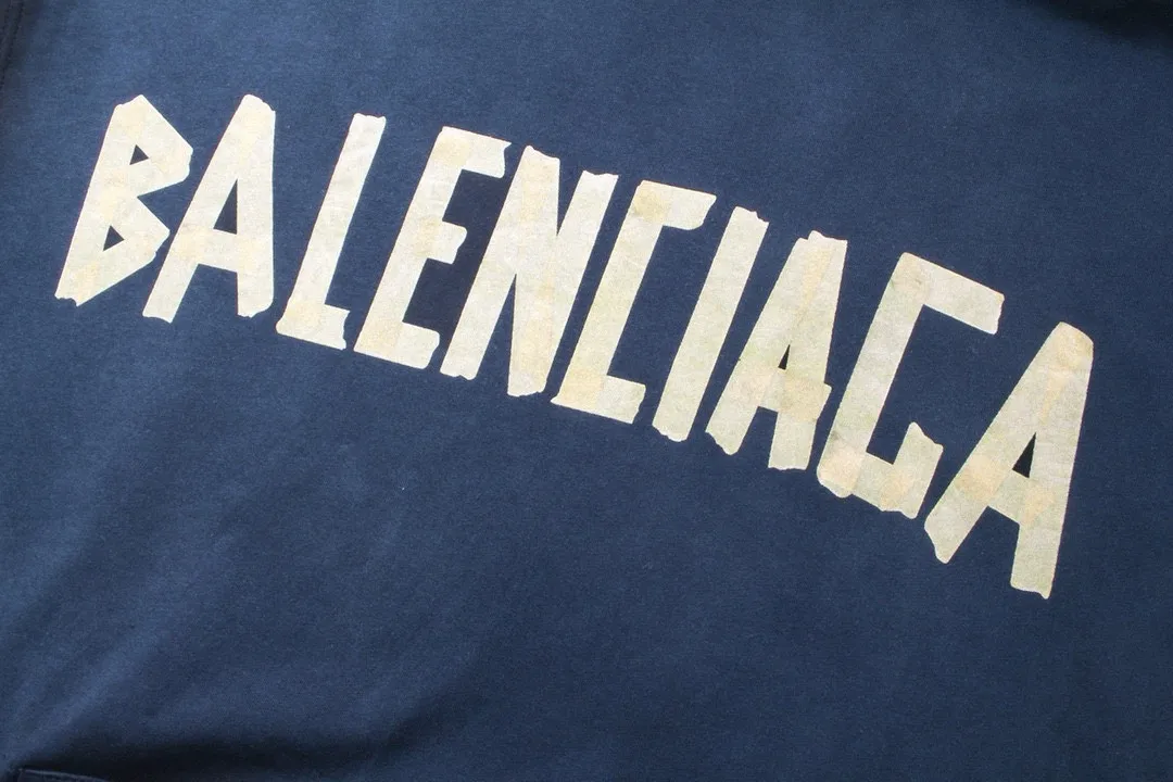 🅿️420 BALENCI*GA 24ss Paris hot-selling tape hooded sweatshirt. The front and back panels are printed with tape direct printing. Many hand-made. The ready-made garments are washed and worn. The cloth surface is clean. The cloth pattern is clear, super heavy work. Soft and comfortable. Exclusively pattern-woven and dyed 450g fabric. The threads are dyed in the same cylinder with zero color difference. Different from the market currency. The version adopts os loose shoulder version. Welcome to compare. Same style for men and women -Color: iron gray blue Paris blue washed black burgundy fluorescent yellow green khaki -SIZE: XS S M L style number 8912#