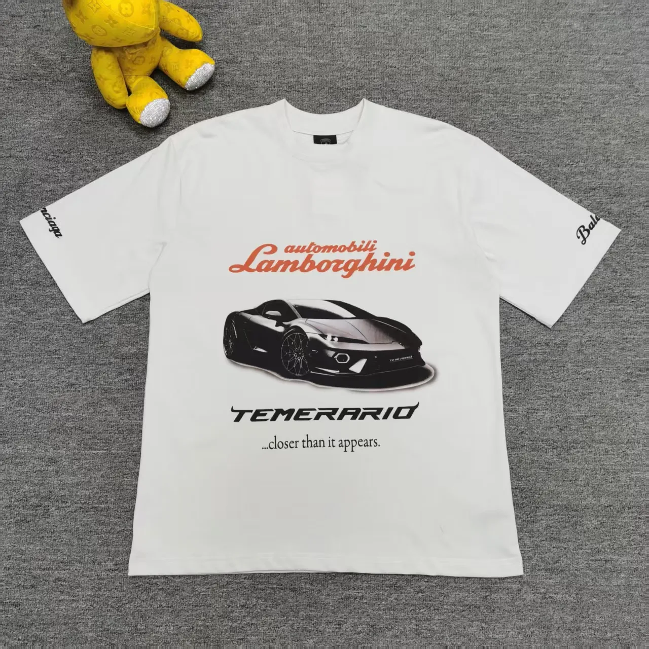 [Top version. Official website quality] BALENCI*GA/Paris co-branded Lamborghini Lamborghini front and back left and right sleeves direct-injection printed short-sleeved T-shirt # SS25 latest model. Research and development at the first time, different market currencies. Comparisons welcome. The fabric is made of Paris ZP custom-woven and dyed cotton double yarn. Weighing 260 grams, the cloth surface is clean. The cloth pattern is clear, soft and comfortable. The threads are dyed with no color difference. Printing adopts computer direct printing. The pattern letters are clear, three-dimensional and without burrs. Jubie market produces pictures based on pictures. Welcome to compare. The version adopts OS loose shoulder design. Same style for men and women. Color: white gray, black. Size: XS S M L P: 260