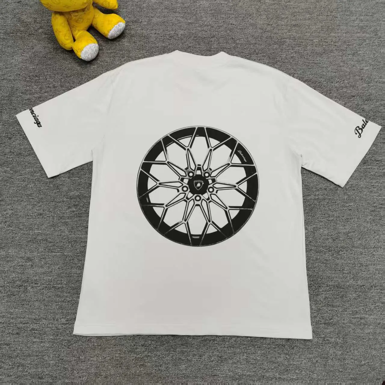 [Top version. Official website quality] BALENCI*GA/Paris co-branded Lamborghini Lamborghini front and back left and right sleeves direct-injection printed short-sleeved T-shirt # SS25 latest model. Research and development at the first time, different market currencies. Comparisons welcome. The fabric is made of Paris ZP custom-woven and dyed cotton double yarn. Weighing 260 grams, the cloth surface is clean. The cloth pattern is clear, soft and comfortable. The threads are dyed with no color difference. Printing adopts computer direct printing. The pattern letters are clear, three-dimensional and without burrs. Jubie market produces pictures based on pictures. Welcome to compare. The version adopts OS loose shoulder design. Same style for men and women. Color: white gray, black. Size: XS S M L P: 260