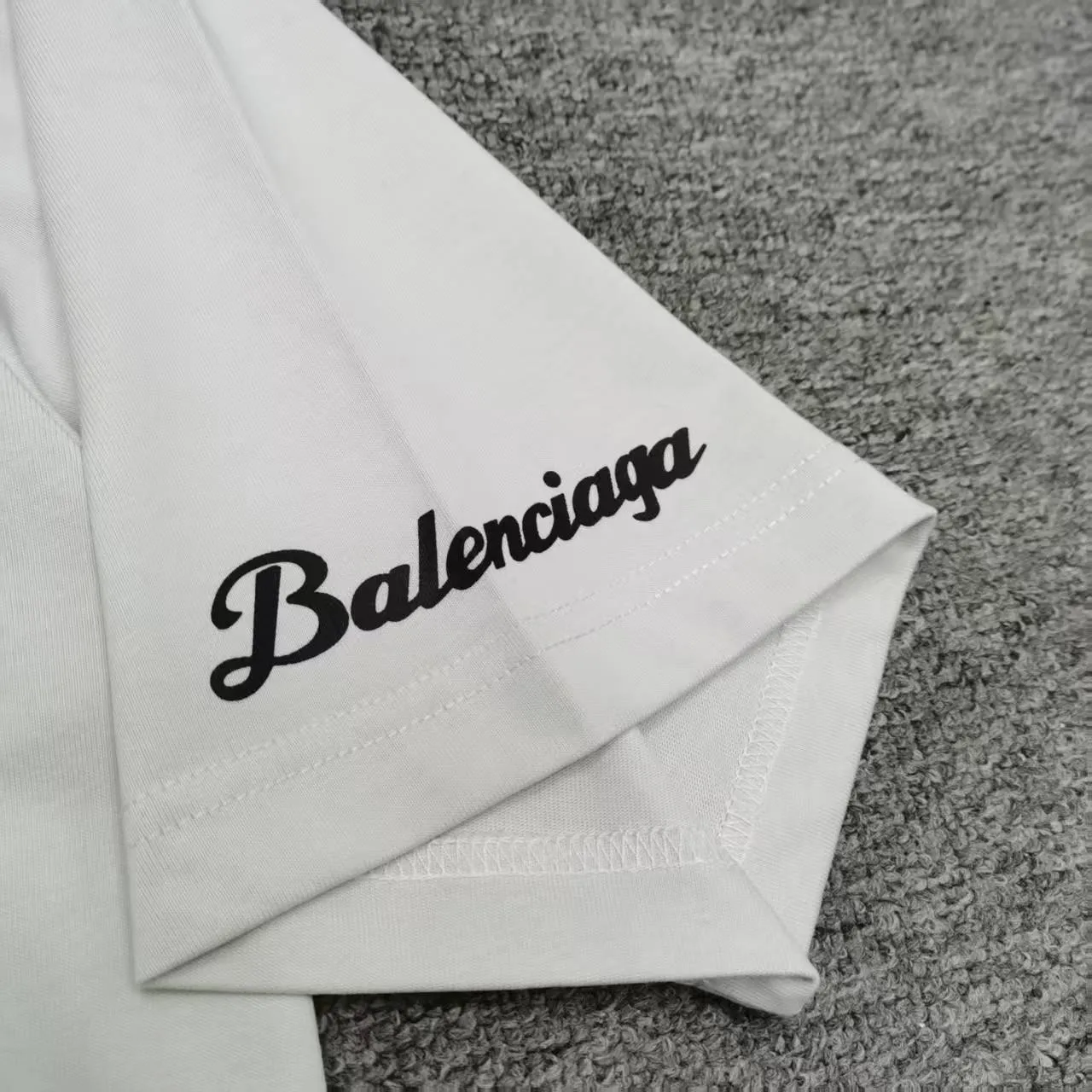 [Top version. Official website quality] BALENCI*GA/Paris co-branded Lamborghini Lamborghini front and back left and right sleeves direct-injection printed short-sleeved T-shirt # SS25 latest model. Research and development at the first time, different market currencies. Comparisons welcome. The fabric is made of Paris ZP custom-woven and dyed cotton double yarn. Weighing 260 grams, the cloth surface is clean. The cloth pattern is clear, soft and comfortable. The threads are dyed with no color difference. Printing adopts computer direct printing. The pattern letters are clear, three-dimensional and without burrs. Jubie market produces pictures based on pictures. Welcome to compare. The version adopts OS loose shoulder design. Same style for men and women. Color: white gray, black. Size: XS S M L P: 260