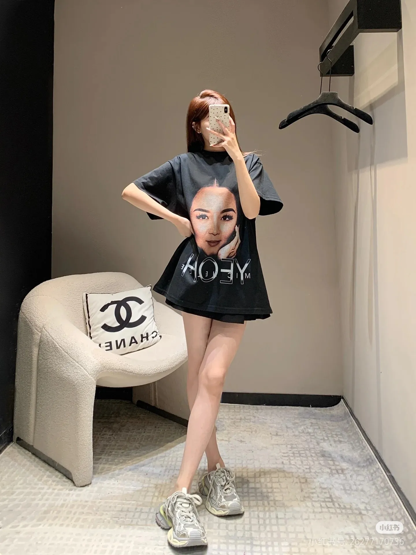 🎀Hot model pictures🎀[Top version. Official website quality] BALENCI*GA/25Autumn show spokesperson like direct-injection printed worn distressed short-sleeved T-shirt #SS25 latest style. Research and development at the first time, different market currencies. Comparisons welcome. The fabric is made of Paris ZP custom-woven and dyed cotton double yarn. Weighing 260 grams, the cloth surface is clean. The cloth pattern is clear, soft and comfortable. The threads are dyed with no color difference. Printing adopts computer direct printing. The garments are washed and worn to make them look old. Jubie market currency. Welcome to compare. The version adopts OS loose shoulder design. Same style for men and women. Color: Black Size: XS S M L P; 130