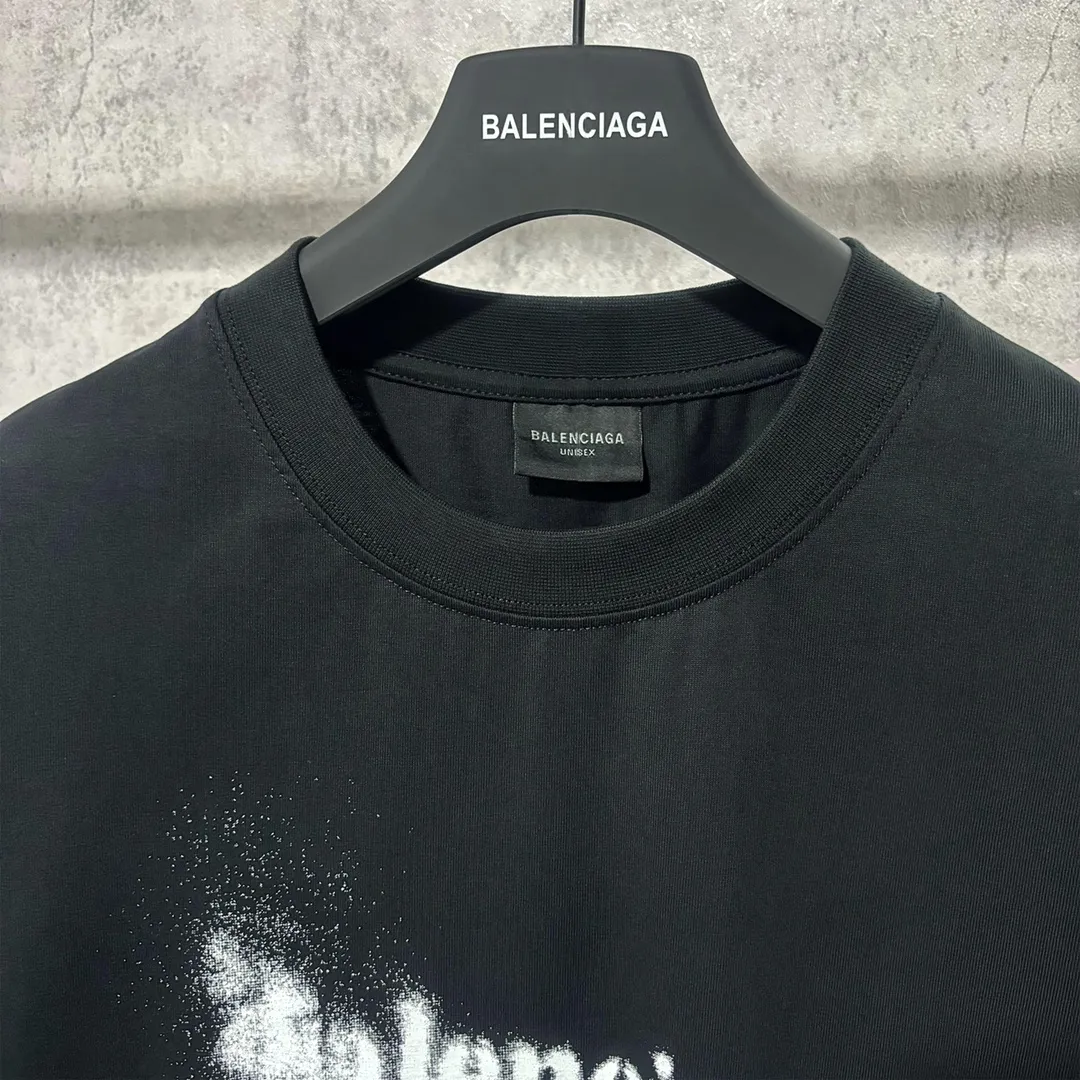 🅿️160 9109# Actual photo top version [[BALENCIA*GA] official website quality Paris new fuzzy cola spray printed short-sleeved T-shirt OS version loose dropped shoulders Unisex style Fabric: 260g 100% cotton double yarn Technology: front digital direct printing Garment washing Shape solid color Color: black off-white Size: XS S M L