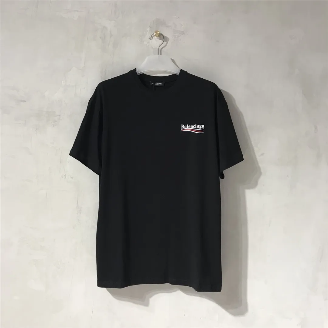 [Top tested version] Balenciaga Classic Loose Unisex Pure Cotton Short Sleeves by Balenciaga. Customized fabrics and printed accessories details are reproduced one to one. It is made of 280g cotton fabric with 32 count fine double cotton yarn plain weave, and the fabric surface is treated with dust-free woolen craftsmanship. The shoulder and chain seams are made of 0.8cm bundled strips inside, and the double chain stitching on the machine side is made of pure cotton. Here is an explanation of why I am dozens of yuan more expensive than others: 1. Each model is produced by the company. The detailed workmanship and fabrics are consistent with the genuine ones. There is no color difference between the ones at the counters. Guaranteed no color difference. Replicas are not scary. Whoever is fake is embarrassed. It’s not shameful to make a replica, it’s shameful if you can’t buy the correct version if you make a replica. All of my series can be found in all major places and will be absolutely stunning!  2. The fabric is made of 280g Paris-specific double yarn. No one can make better fabrics than mine. There is really no way to compare with the ordinary version on the market. Respect it. It is authentic and costs several thousand yuan. Don’t go for the quality of street stalls. 3. The workmanship has been restored in all aspects. The packaging has been restored in all aspects. 4. I guarantee here that this is the highest quality you can find. Size: XS-L Color: Black P:240