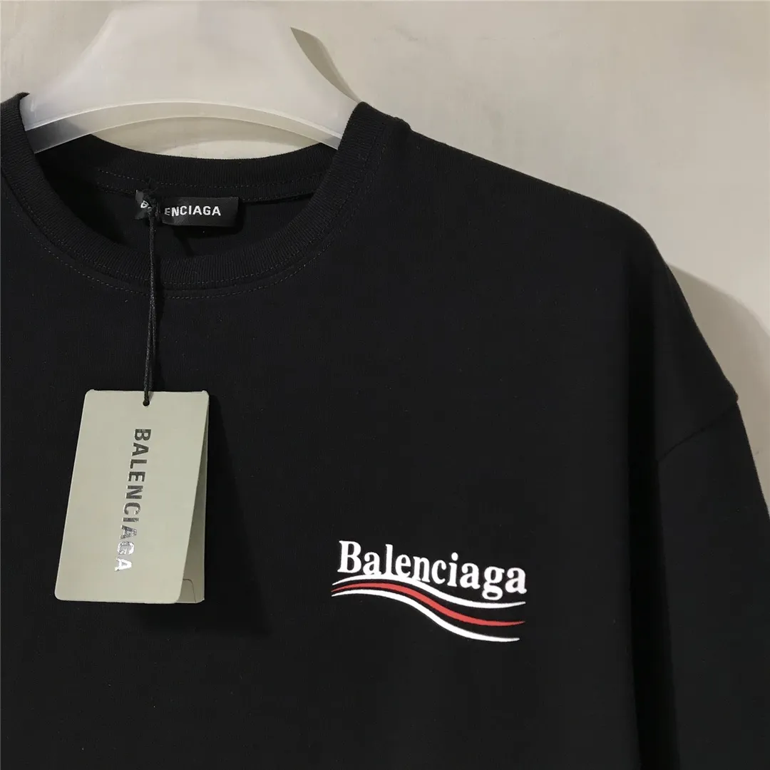 [Top tested version] Balenciaga Classic Loose Unisex Pure Cotton Short Sleeves by Balenciaga. Customized fabrics and printed accessories details are reproduced one to one. It is made of 280g cotton fabric with 32 count fine double cotton yarn plain weave, and the fabric surface is treated with dust-free woolen craftsmanship. The shoulder and chain seams are made of 0.8cm bundled strips inside, and the double chain stitching on the machine side is made of pure cotton. Here is an explanation of why I am dozens of yuan more expensive than others: 1. Each model is produced by the company. The detailed workmanship and fabrics are consistent with the genuine ones. There is no color difference between the ones at the counters. Guaranteed no color difference. Replicas are not scary. Whoever is fake is embarrassed. It’s not shameful to make a replica, it’s shameful if you can’t buy the correct version if you make a replica. All of my series can be found in all major places and will be absolutely stunning!  2. The fabric is made of 280g Paris-specific double yarn. No one can make better fabrics than mine. There is really no way to compare with the ordinary version on the market. Respect it. It is authentic and costs several thousand yuan. Don’t go for the quality of street stalls. 3. The workmanship has been restored in all aspects. The packaging has been restored in all aspects. 4. I guarantee here that this is the highest quality you can find. Size: XS-L Color: Black P:240