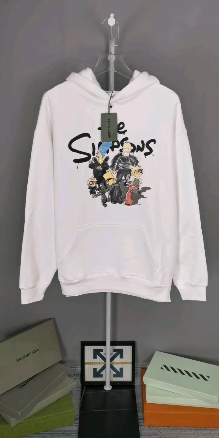 Real shot of the video - Spring and Autumn top-notch proven version of Balenciaga BALENCIAGA The Simpsons cartoon pattern crackle craft pure cotton loose loose hoodie sweatshirt for men and women couples. The craftsmanship adopts Kangli printing cracking effect. The front panel printing glue bursting effect uses imported transparent slurry to scrape the bottom to make the printing bursting feel uniform. (PS: If this process is missing, the printing will easily fall off in large areas after cracking.) The embroidery at the hem uses a Tajima embroidery machine imported from Japan, which makes the size and spacing of the letters even, and the hollows of the letters will not be filled. Precise craftsmanship, full of details. The fabric is made of 520g crystal composite fleece cotton, brand new, washed, and labeled. Genuine products are consistent and synchronized, and coded authentic products are consistent and synchronized. Top tested version, accurate and flawless.  Color: White Size: XS-L P:520