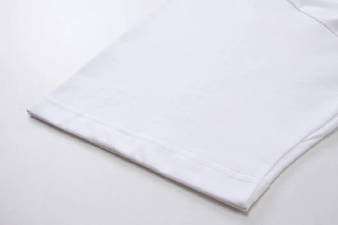 🅿️174 Detailed picture [Top version. Official website quality] BALENCI*GA/Paris. Water bottle letter LOGO short-sleeved T-shirt. The fabric is made of Paris ZP custom-woven and dyed cotton sweatshirt. The weight is 260 grams. The cloth surface is clean. The cloth pattern is clear, soft and comfortable. The threads are dyed with no color difference. The classic pattern printing uses imported machine direct printing. The effect is three-dimensional and restores the brick cabinet. Different market currencies, welcome to compare. The version adopts OS loose shoulder design. Same style for men and women. Code: BL223365 Color: black. White. Size: XS to L