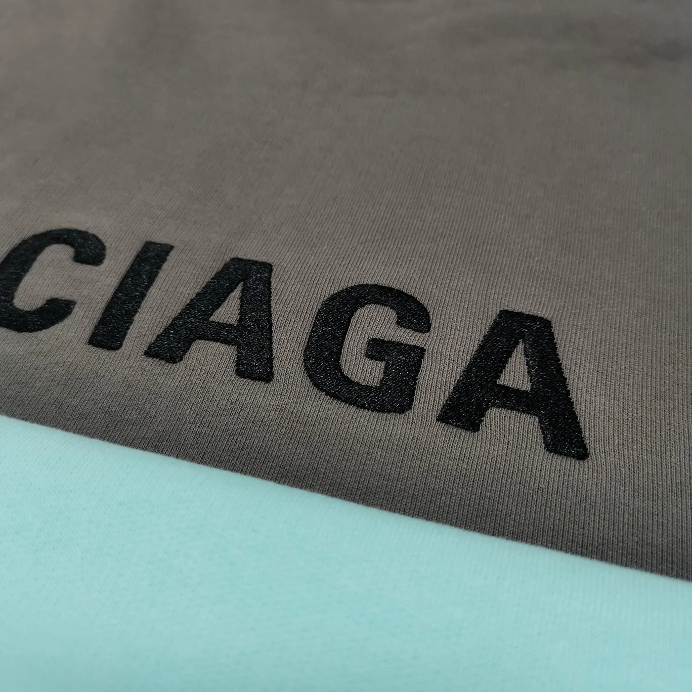 Additional details - the top version of BALENCIAGA with large LOGO basic letters on the back, pure cotton loose, same style for male and female couples, high-end embroidered cotton hoodie, hooded sweatshirt, the god of simplicity in Paris, a volume sought after by many stars. Lisa’s favorite basic short-sleeved Paris style, which has a very high appearance rate. Wear alone, paired with jeans, shorts, and sweatpants, it's a versatile style. Xiaohongshu, a hot item on INS, a must-have for Paris fans.  Using Tajima embroidery technology imported from Japan, the printing looks very three-dimensional and full, with no threads. Regardless of the size, the front and back letters can be expressed perfectly! The fabric is made of 460g pure cotton combed terry fabric!  A complete set of customized tags, collar tags, washed, plastic bags, and most importantly, a complete set of bags, tag codes, and codes are all authentic.  Color: mint green dark brown Size: XS-L P:450