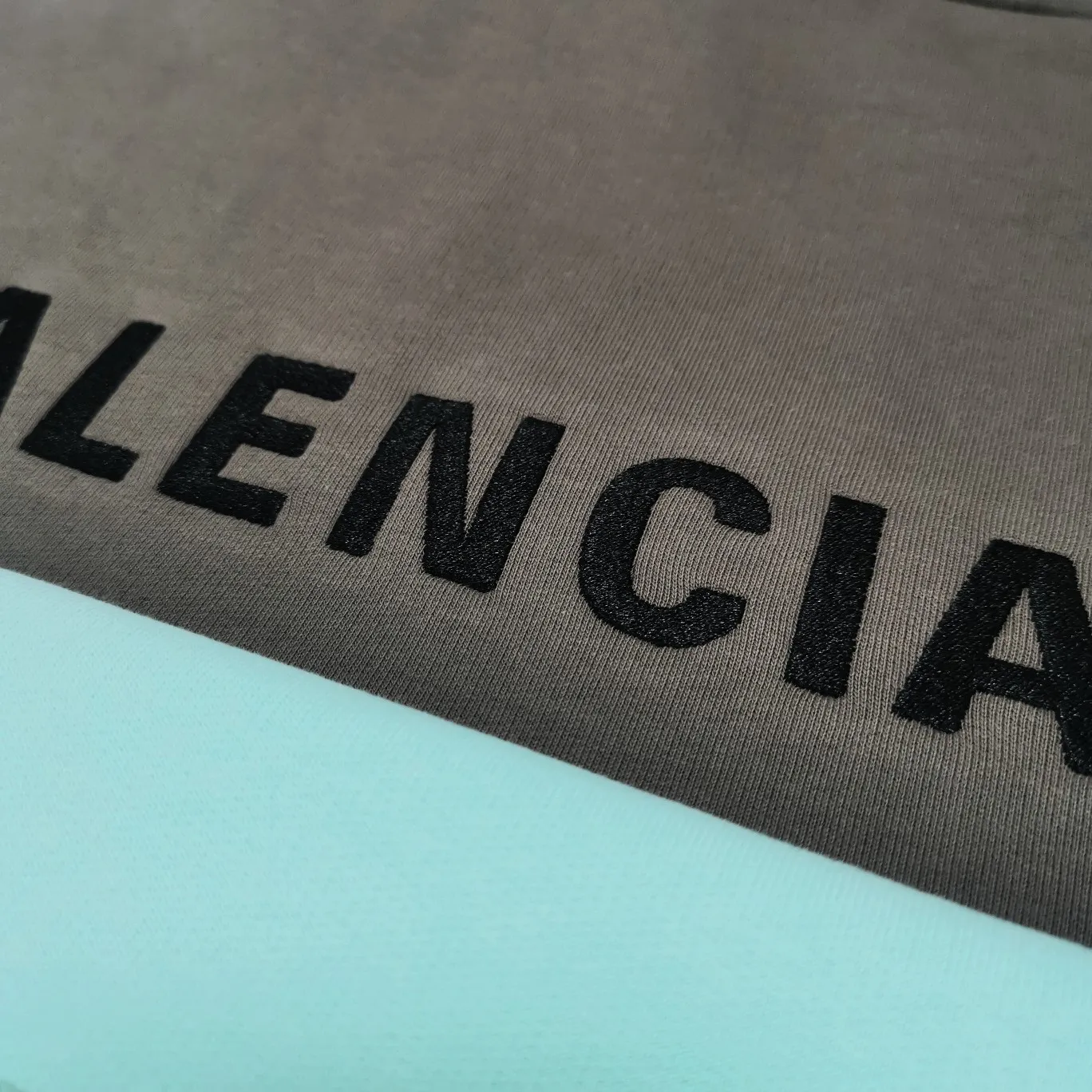Additional details - the top version of BALENCIAGA with large LOGO basic letters on the back, pure cotton loose, same style for male and female couples, high-end embroidered cotton hoodie, hooded sweatshirt, the god of simplicity in Paris, a volume sought after by many stars. Lisa’s favorite basic short-sleeved Paris style, which has a very high appearance rate. Wear alone, paired with jeans, shorts, and sweatpants, it's a versatile style. Xiaohongshu, a hot item on INS, a must-have for Paris fans.  Using Tajima embroidery technology imported from Japan, the printing looks very three-dimensional and full, with no threads. Regardless of the size, the front and back letters can be expressed perfectly! The fabric is made of 460g pure cotton combed terry fabric!  A complete set of customized tags, collar tags, washed, plastic bags, and most importantly, a complete set of bags, tag codes, and codes are all authentic.  Color: mint green dark brown Size: XS-L P:450
