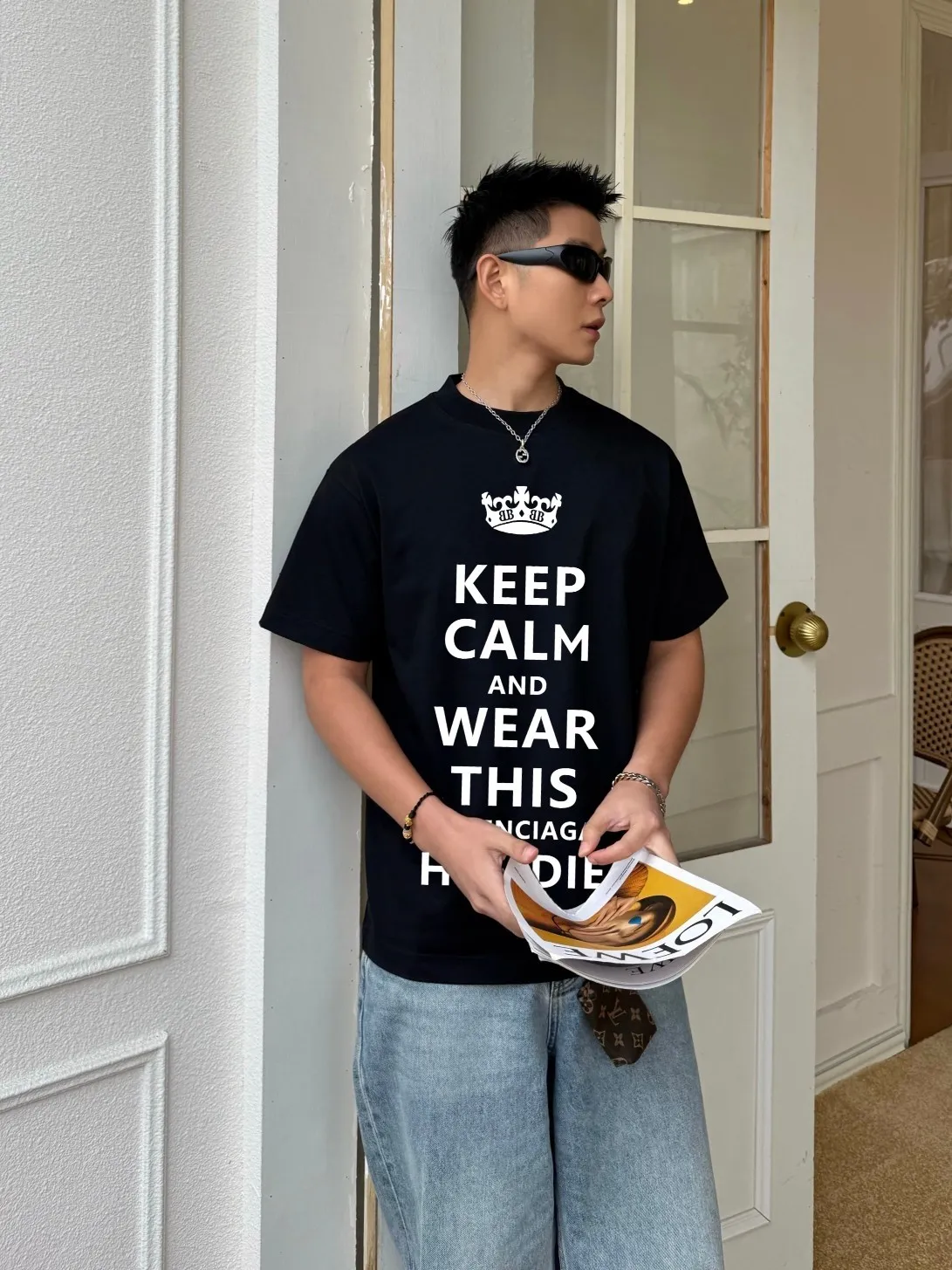 ♻️💯Upper body reference model picture❤️[Top version. Official website quality] BALENCI*GA/Paris.SS24 latest crown L printed short-sleeved T-shirt. Brick cabinet synchronization. Genuine product developed in the first time, enjoy printing and comparison! The fabric is made of Paris ZP custom-woven and dyed cotton double yarn. Weighing 260 grams, the cloth surface is clean. The cloth pattern is clear, soft and comfortable, and the threads are dyed with no color difference. The printing uses environmentally friendly imported materials. The letters are clear and the effect is three-dimensional. The version adopts OS loose shoulder design. Same style for men and women. Color: black, size: XS S M L P: 260