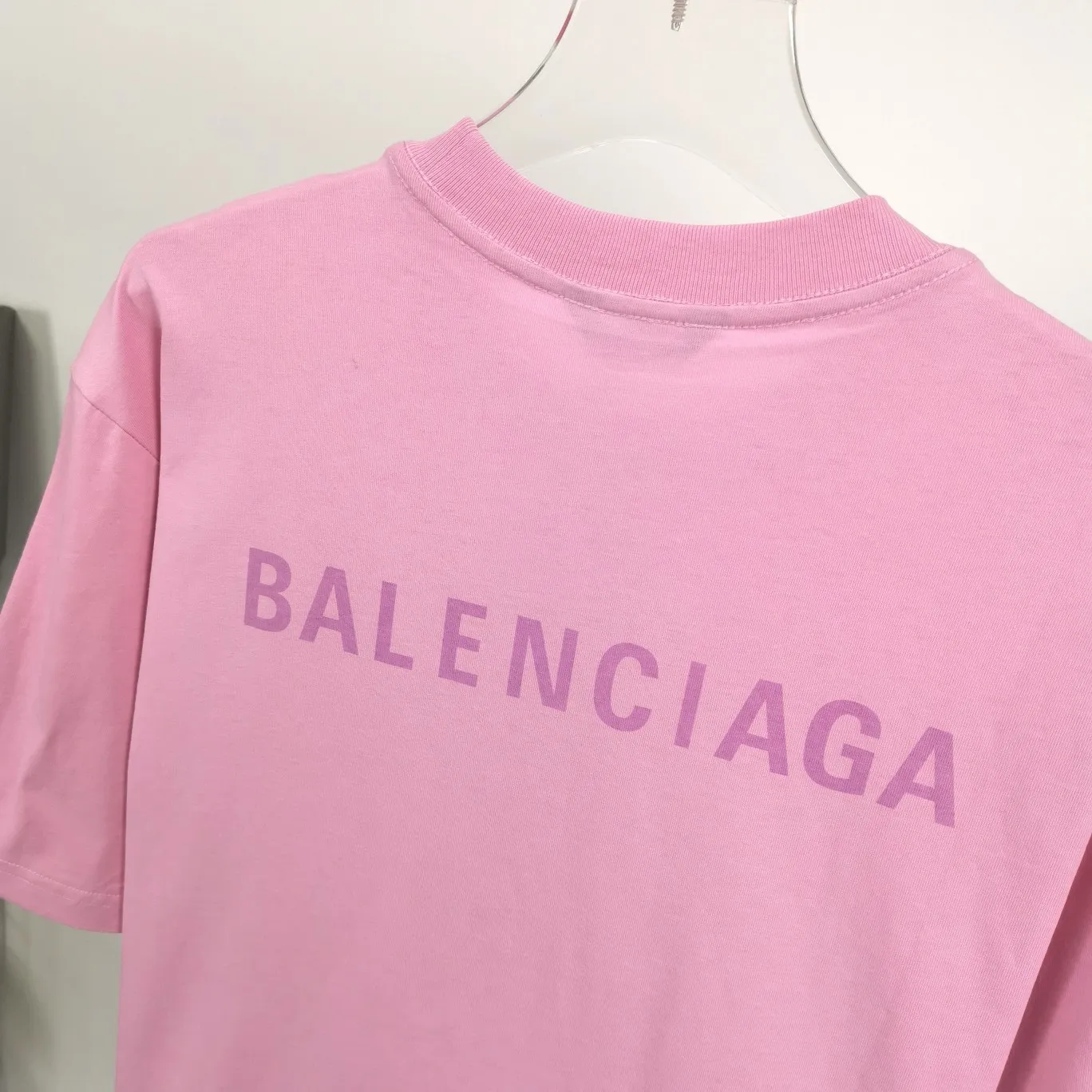 The top tested version of BALENCIAGA with large LOGO basic letters on the back, pure cotton loose fit for male and female couples, the same fashion brand high-end short-sleeved T-shirt. The god of simplicity in Paris, a volume sought after by many stars. Lisa’s favorite basic short-sleeved Paris style, which has a very high appearance rate. Wear alone, paired with jeans, shorts, and sweatpants, it's a versatile style. Xiaohongshu, a hot item on INS, a must-have for Paris fans.  The printing uses white glue as a base, coupled with Kornit direct injection, which ensures the anchorage of the printing and machine washing without any pressure. However, everyone should pay attention to something. The printing of this model is not thick glue, and the printing surface is not shiny. Please pay attention to the importance of version. Don't make a pattern based on the pictures. If you don't have the original version, you won't be able to make it look one to one like the original version. At most, you can just make a look. It's just a piece of clothing without a soul. The fabric is made of 24S 260g double yarn pure cotton fabric. The threads and fabric are custom woven and dyed in the same style, without color difference.  A complete set of customized tags, collar tags, washed, plastic bags, and most importantly, a complete set of bags, tag codes, and codes are all authentic.  Color: White, Black, Royal Blue, Apricot, Floral Gray, Pink Size: XS-L P:250