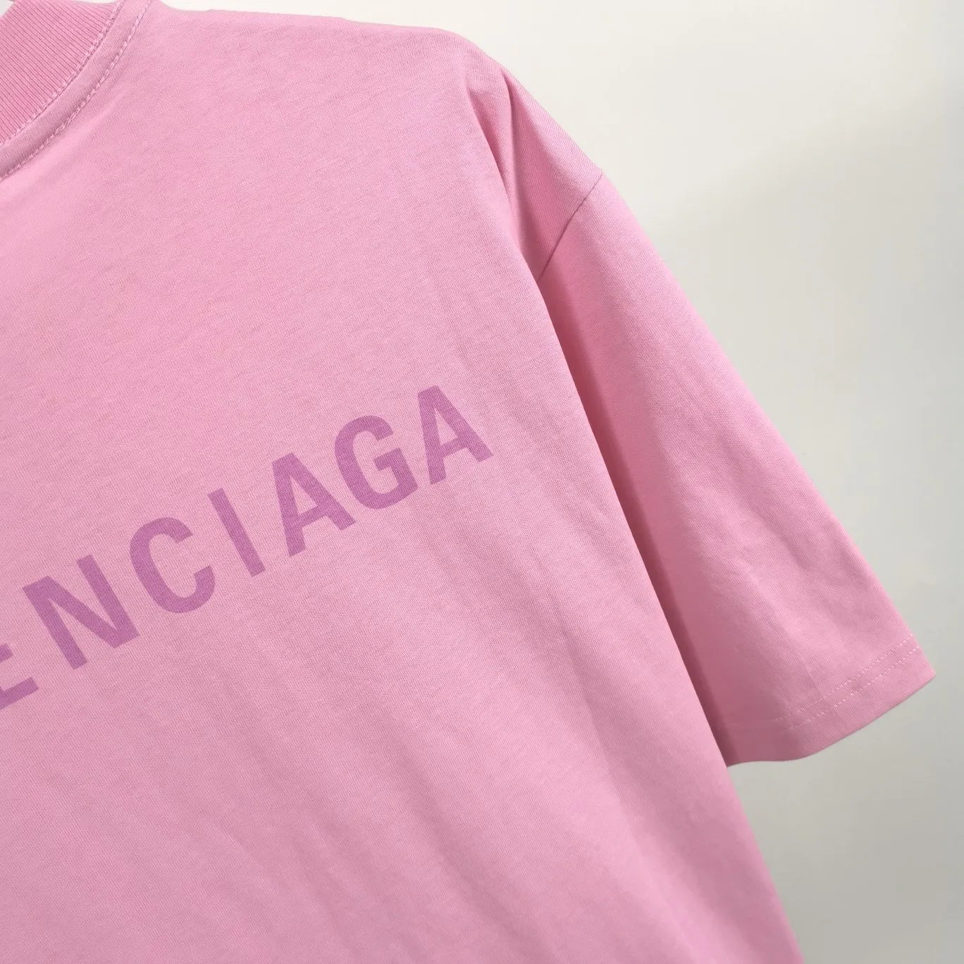 The top tested version of BALENCIAGA with large LOGO basic letters on the back, pure cotton loose fit for male and female couples, the same fashion brand high-end short-sleeved T-shirt. The god of simplicity in Paris, a volume sought after by many stars. Lisa’s favorite basic short-sleeved Paris style, which has a very high appearance rate. Wear alone, paired with jeans, shorts, and sweatpants, it's a versatile style. Xiaohongshu, a hot item on INS, a must-have for Paris fans.  The printing uses white glue as a base, coupled with Kornit direct injection, which ensures the anchorage of the printing and machine washing without any pressure. However, everyone should pay attention to something. The printing of this model is not thick glue, and the printing surface is not shiny. Please pay attention to the importance of version. Don't make a pattern based on the pictures. If you don't have the original version, you won't be able to make it look one to one like the original version. At most, you can just make a look. It's just a piece of clothing without a soul. The fabric is made of 24S 260g double yarn pure cotton fabric. The threads and fabric are custom woven and dyed in the same style, without color difference.  A complete set of customized tags, collar tags, washed, plastic bags, and most importantly, a complete set of bags, tag codes, and codes are all authentic.  Color: White, Black, Royal Blue, Apricot, Floral Gray, Pink Size: XS-L P:250
