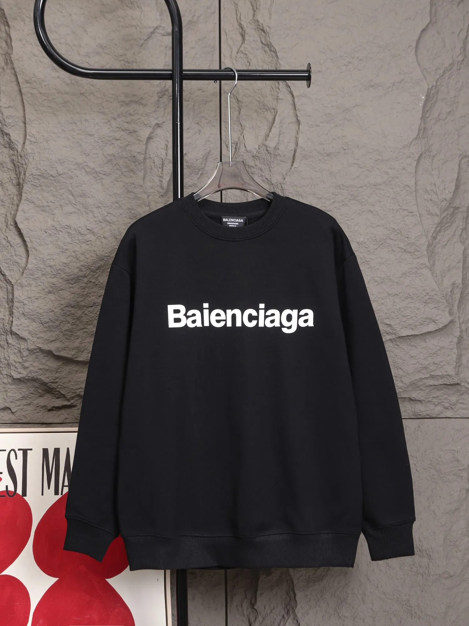 🅿️270 High-quality Paris round-neck sweatshirt, model number B22 * Made of 450 custom-woven and dyed high-gram weight tripe pure cotton sweatshirt fabric. The fabric feels thick and has a certain sense of self-weight. The bottom has a dense and rough terry texture, which is close to the skin and has excellent warmth retention. You will not feel any discomfort at all! *The thick pattern on the front chest is clear in color, and the back printing adds special pattern lines that are smooth and smooth without falling off and deforming when washed *This design is based on classics and simply and clearly shows the brand's high-end luxury identity. Same style for men and women 𝐂𝐎𝐋𝐎𝐔𝐑: black, white 𝐒𝐈𝐙𝐄: S- xl