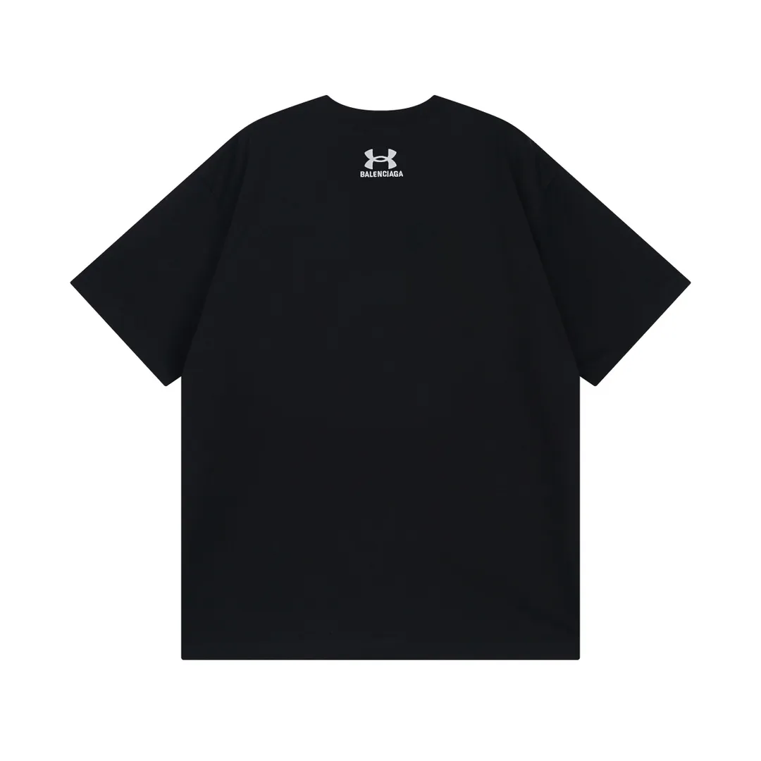 🅿️186 Real photos [Top version. Official website quality] BALENCI*GA/Paris joint Under Armor front and rear embroidered short-sleeved T-shirt # SS24 latest model. Research and development at the first time, different market currencies. Comparisons welcome. The fabric is made of Paris ZP custom-woven and dyed cotton double yarn. Weighing 260 grams, the cloth surface is clean. The cloth pattern is clear, soft and comfortable. The threads are dyed with no color difference. The classic LOGO pattern embroidery is embroidered by Tajima imported machine. The letters are clear, three-dimensional and without burrs. Jubie market produces pictures based on pictures. Welcome to compare. The version adopts OS loose shoulder design. Same style for men and women. Code: BL223372 Color: black, red, size: XS S M L