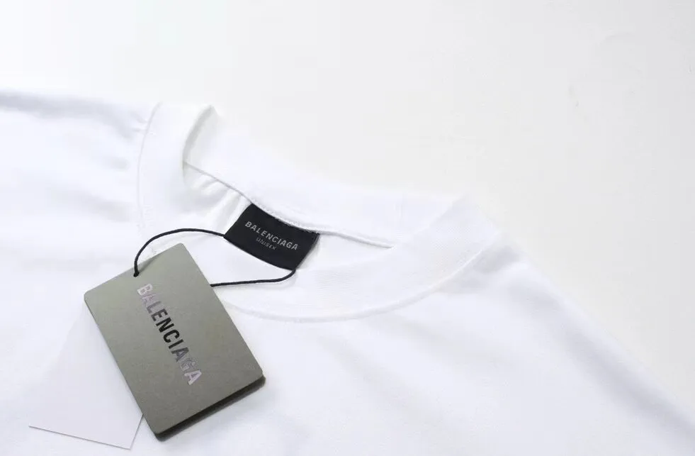 [Latest new] Top-grade tested version - BALENCIAGA - Balenciaga's new 3B big M fully embroidered T-shirt on the front and back. The front and rear arms are made of imported Tajima machine heavy embroidery 12W needle and thread. Fine embroidery. The effect is three-dimensional. The lines are clear. No rough edges. Super high-tech embroidery. The fullness is very high. The concave and convex texture is obvious. The fabric is custom-woven and dyed. Zero color difference in the thread. Perfect 1:1. Distinguished from market currency. All original development pays attention to details. Avoid the mixing of stolen pictures by merchants ✅ Correct 280g custom-woven and custom-dyed double yarn pure cotton fabric, no color difference in custom-dyed threads ✅ Correct imported material printing, Conley machine white ink direct injection process, letters are clear and three-dimensional, firm and do not fall off ✅ Overweight craftsmanship, original version is the same, different market currencies. Here I explain why I am a little more expensive than others, 1. It seems to be simple printing or embroidery, but it is not simple at all. 10000% imported machine restoration, not just lip service. Welcome to compare with peers. 2. Each model is produced by the company, and the details of workmanship and fabrics are consistent with the original ones. It is guaranteed that there will be no color difference with the counters. Reproduction is not scary. Whoever fakes it will be embarrassed. It’s not shameful to make a replica, it’s shameful if you can’t buy the correct version if you make a replica. 3. Note that the threaded collars are all original collars of certain countries and regions, with high wrapping. The width of the neckline and cabinets are accurate to the millimeter. Thick necklines are not easy to deform. The collars of high-end products are all restored cabinets. They are different from the big collars in the world. Ordinary garbage short-sleeves are printed with a print. The clavicle of the upper body is exposed. Please be patient. Customers who have bought genuine products or have seen genuine products will come back to place orders again. This is quality. This is quality. 4. Different styles of washed wheat main wheat, including imported wheat, have different colors and codes. Really restore the counter. As we all know, Balenciaga's collar labels in each quarter have different English or different colors. This distinguishes the fast food products with the same main wheat washed wheat. 5. Pay attention to the workmanship. The stitching at the neckline has no folds, smooth and natural without overlapping lines. Really restore this. This is something that many people cannot do. 6. The fabric is made of 280g Paris-specific double yarn. No one can make better fabrics than my family. It’s really incomparable with the ordinary version on the market. Respect it. It’s genuine and costs several thousand yuan. Don’t buy street stalls. Quality 7. The workmanship is fully restored. The packaging is fully restored. The cost is huge. 8. I guarantee here that this is the highest quality you can find. Color: White Black Size: xs s m l P: 290
