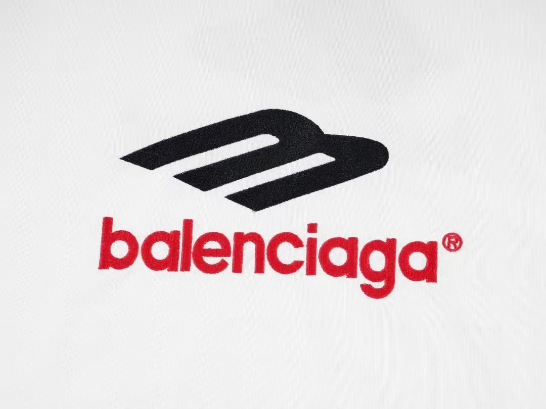 [Latest new] Top-grade tested version - BALENCIAGA - Balenciaga's new 3B big M fully embroidered T-shirt on the front and back. The front and rear arms are made of imported Tajima machine heavy embroidery 12W needle and thread. Fine embroidery. The effect is three-dimensional. The lines are clear. No rough edges. Super high-tech embroidery. The fullness is very high. The concave and convex texture is obvious. The fabric is custom-woven and dyed. Zero color difference in the thread. Perfect 1:1. Distinguished from market currency. All original development pays attention to details. Avoid the mixing of stolen pictures by merchants ✅ Correct 280g custom-woven and custom-dyed double yarn pure cotton fabric, no color difference in custom-dyed threads ✅ Correct imported material printing, Conley machine white ink direct injection process, letters are clear and three-dimensional, firm and do not fall off ✅ Overweight craftsmanship, original version is the same, different market currencies. Here I explain why I am a little more expensive than others, 1. It seems to be simple printing or embroidery, but it is not simple at all. 10000% imported machine restoration, not just lip service. Welcome to compare with peers. 2. Each model is produced by the company, and the details of workmanship and fabrics are consistent with the original ones. It is guaranteed that there will be no color difference with the counters. Reproduction is not scary. Whoever fakes it will be embarrassed. It’s not shameful to make a replica, it’s shameful if you can’t buy the correct version if you make a replica. 3. Note that the threaded collars are all original collars of certain countries and regions, with high wrapping. The width of the neckline and cabinets are accurate to the millimeter. Thick necklines are not easy to deform. The collars of high-end products are all restored cabinets. They are different from the big collars in the world. Ordinary garbage short-sleeves are printed with a print. The clavicle of the upper body is exposed. Please be patient. Customers who have bought genuine products or have seen genuine products will come back to place orders again. This is quality. This is quality. 4. Different styles of washed wheat main wheat, including imported wheat, have different colors and codes. Really restore the counter. As we all know, Balenciaga's collar labels in each quarter have different English or different colors. This distinguishes the fast food products with the same main wheat washed wheat. 5. Pay attention to the workmanship. The stitching at the neckline has no folds, smooth and natural without overlapping lines. Really restore this. This is something that many people cannot do. 6. The fabric is made of 280g Paris-specific double yarn. No one can make better fabrics than my family. It’s really incomparable with the ordinary version on the market. Respect it. It’s genuine and costs several thousand yuan. Don’t buy street stalls. Quality 7. The workmanship is fully restored. The packaging is fully restored. The cost is huge. 8. I guarantee here that this is the highest quality you can find. Color: White Black Size: xs s m l P: 290