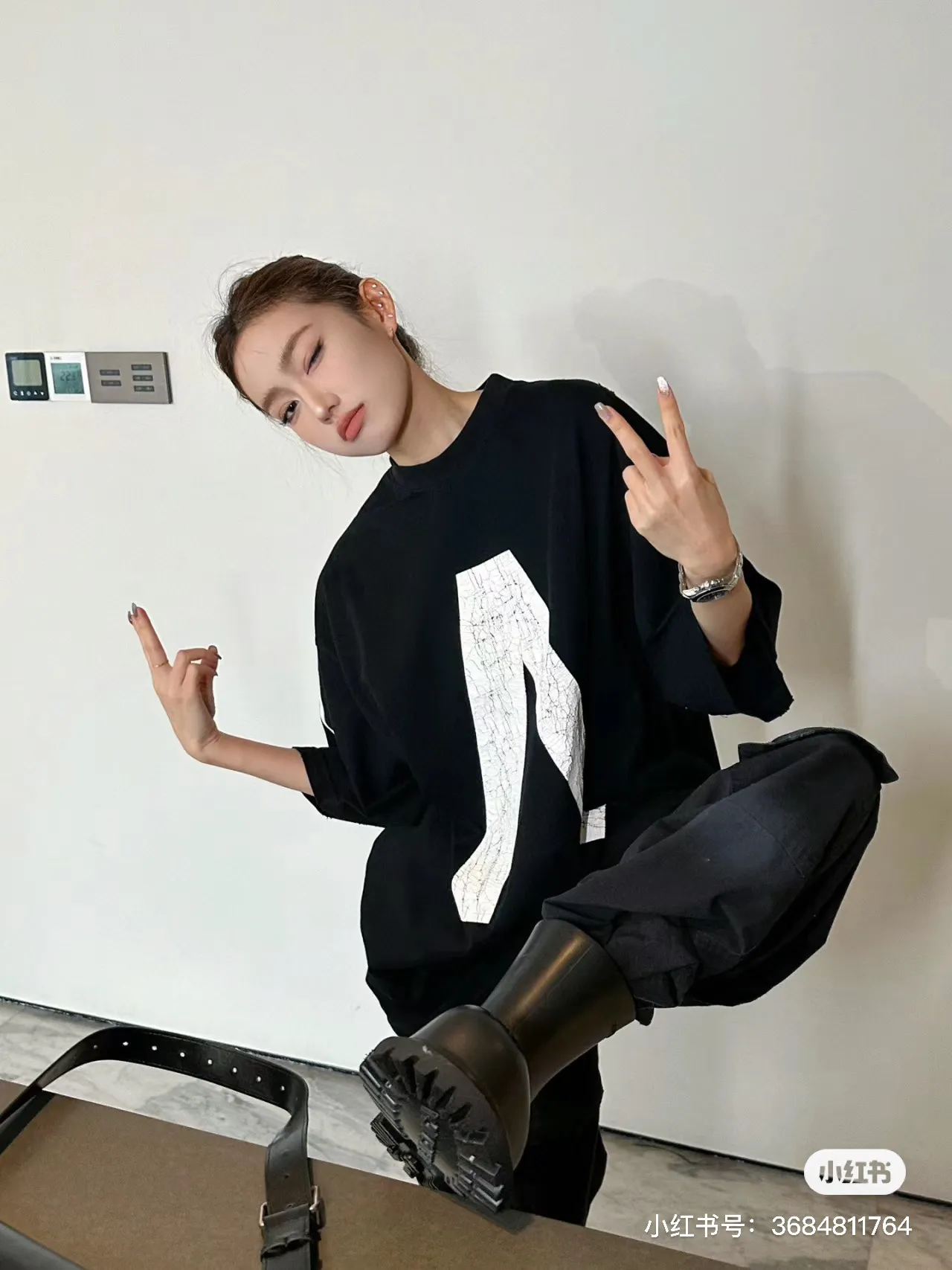 🎀Hot model pictures🎀[Updated] Top version [Supports NFC chip identification] BALENCIAGA - Balenciaga Inverted V music limited short-sleeved T-shirt, 32 pieces of double yarn, 320g - counter synchronization. Tortoise pattern printing on the front. Inverted V on the chest. Heavy washing and grinding. Detailed collars/cuffs/hems, etc. Many holes. Need to be polished by hand otherwise the effect of the garment will be irregular. Custom-woven and dyed fabrics have been washed twice to achieve a natural worn effect. The size of the letter spacing on the back panel is the same as the original version. It has a full sense of thickness and distinguishes the market currency. It is a hot-selling style in the market. The same style for men and women. Color: Black White Size: XS. S. M. LP: 280